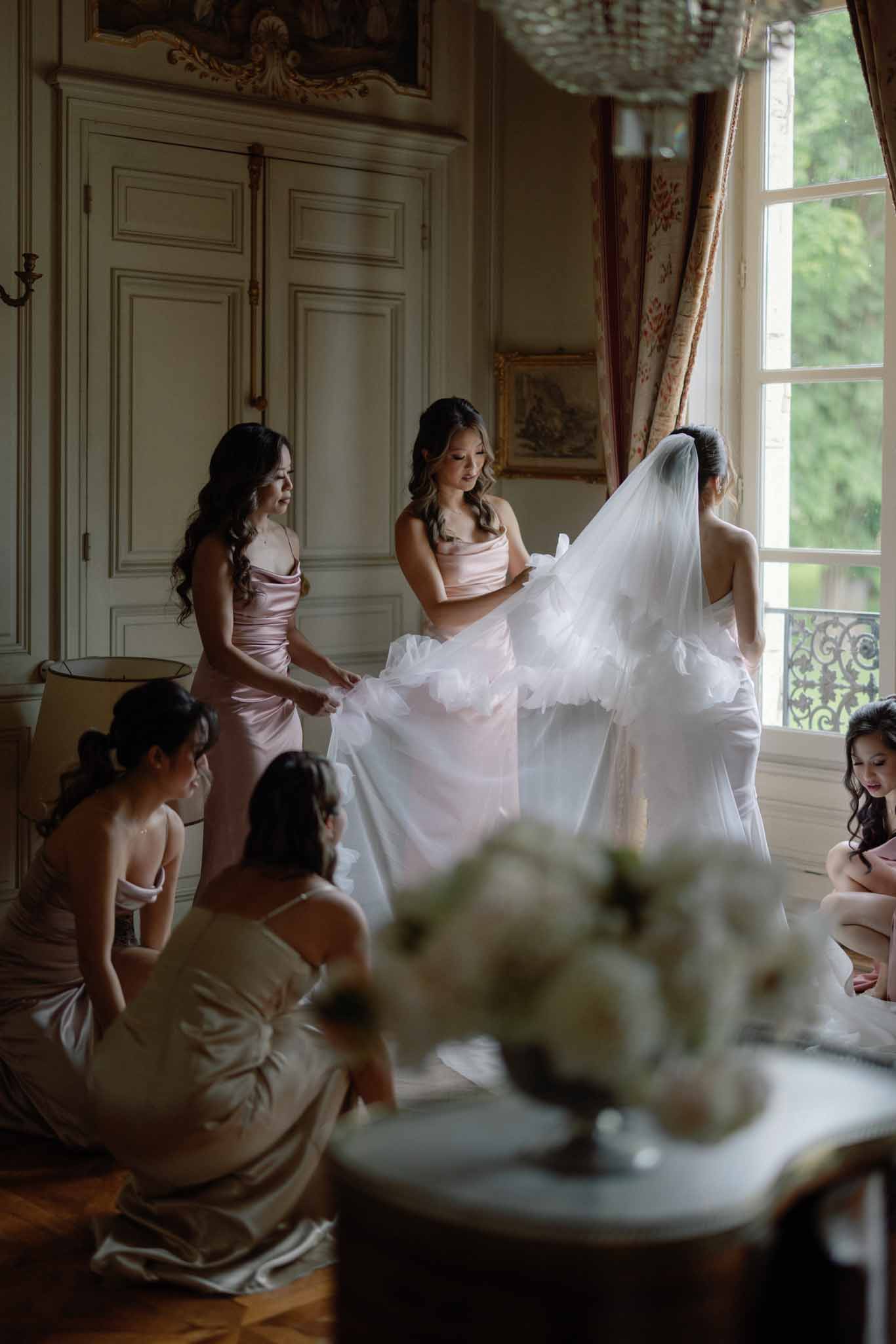 Couple portrait in the formal gardens of Château de Varennes