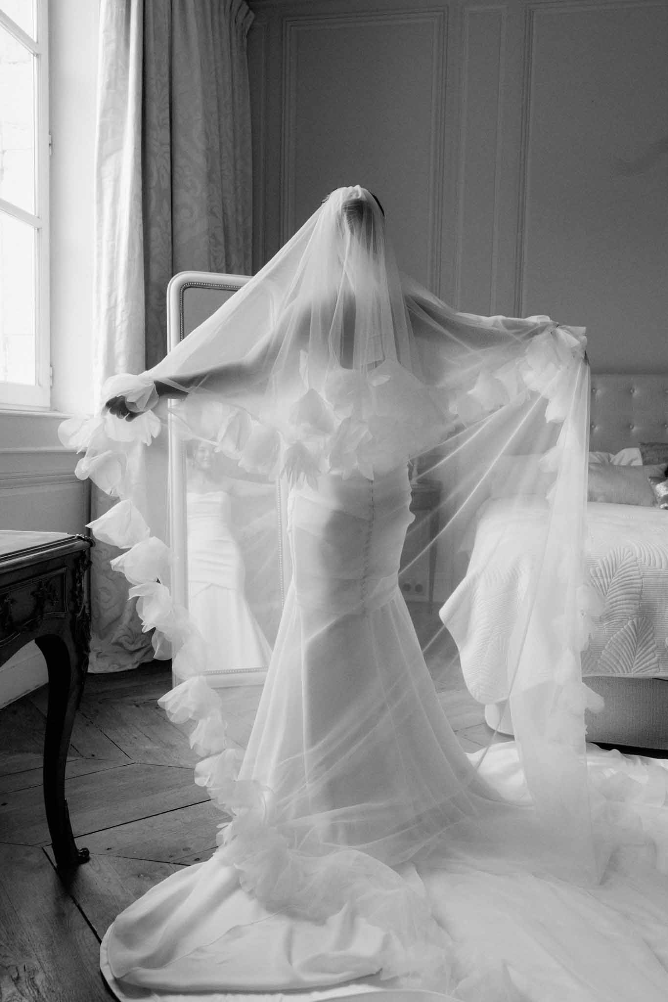 Couple portrait at Chateau de Varennes photographed by Pablo Laguia