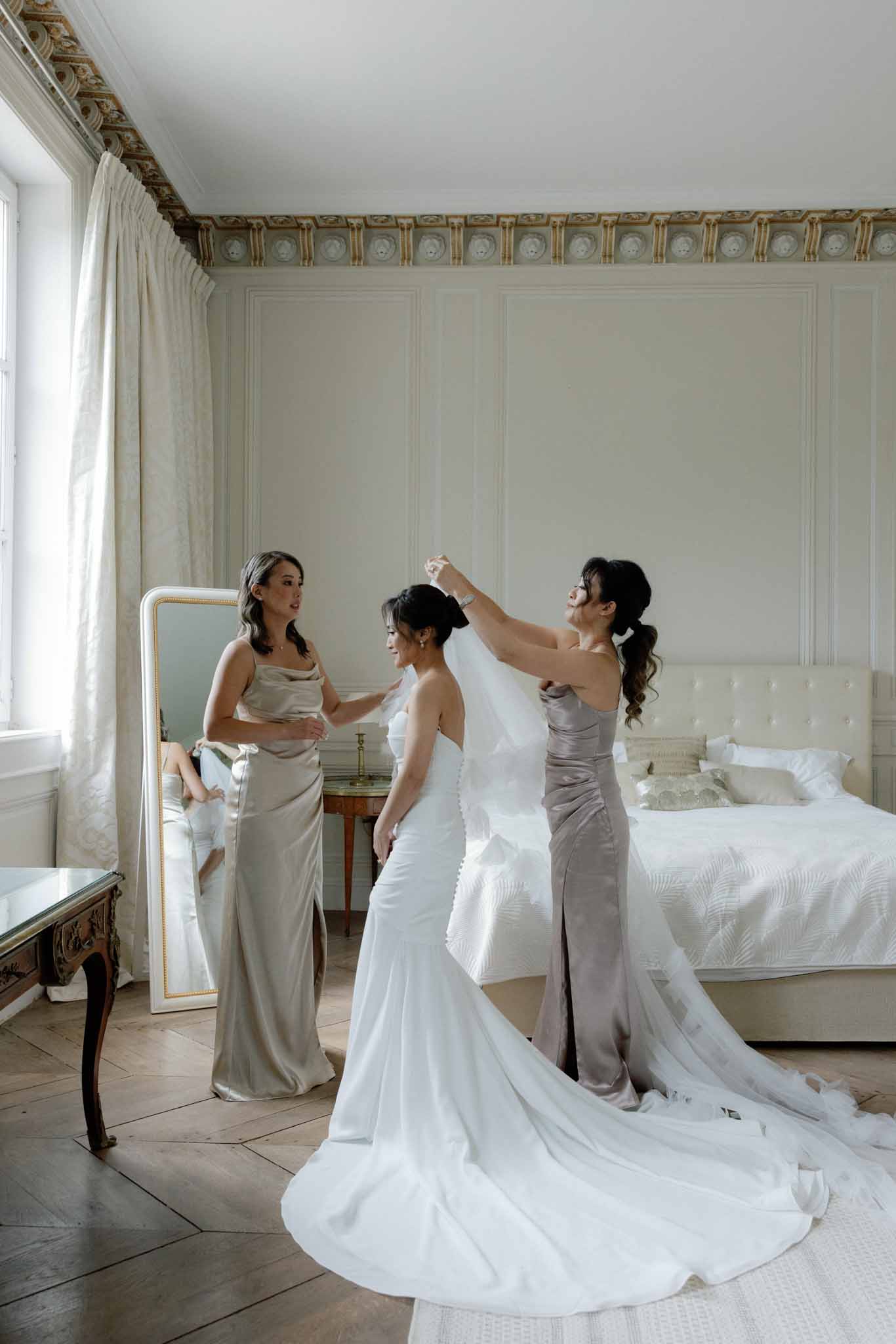 Couple portrait at Château de Varennes in vineyard surroundings during golden hour
