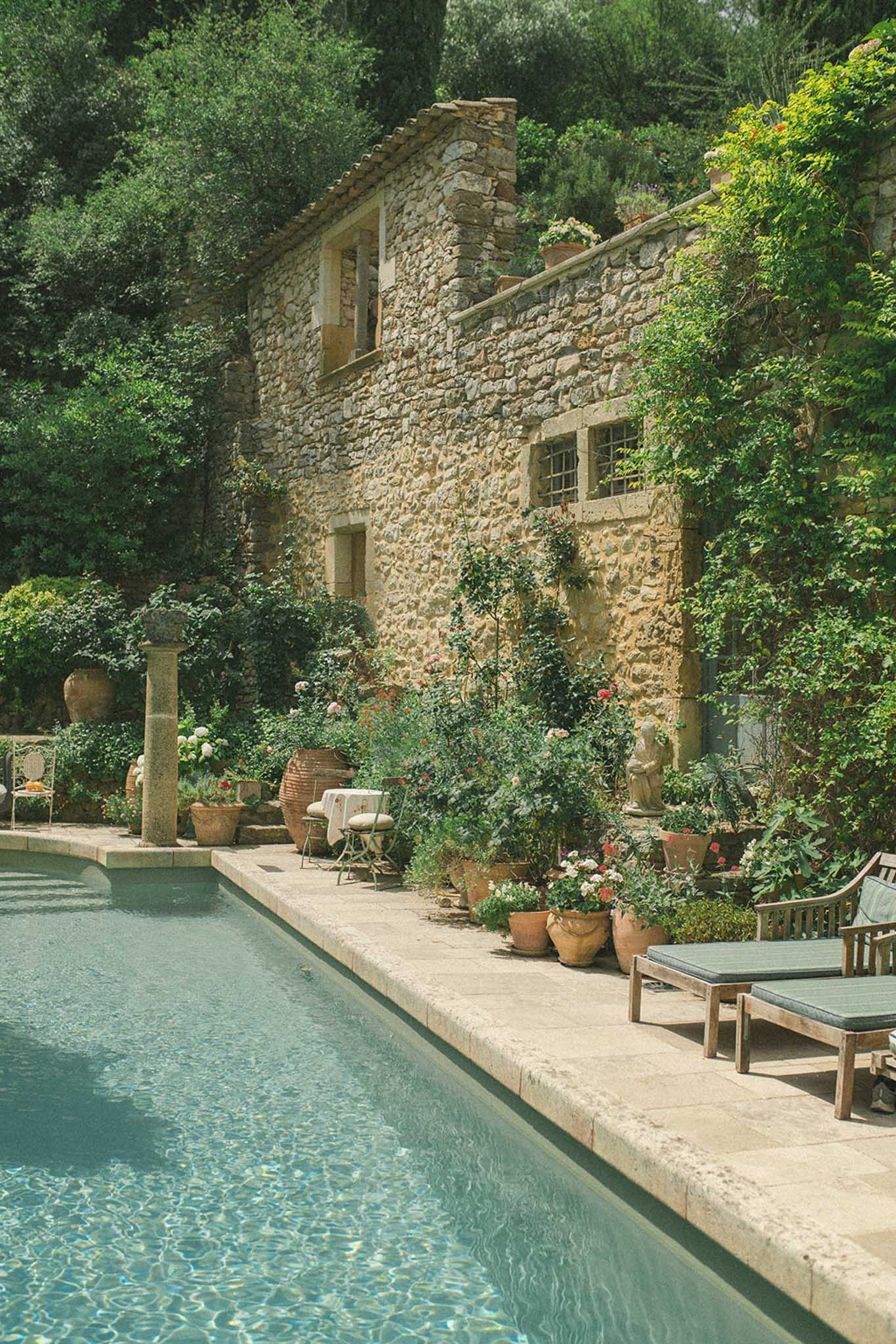 Couple portrait at Chateau Saint-Victor-la-Coste photographed by Empreinte Ephemere