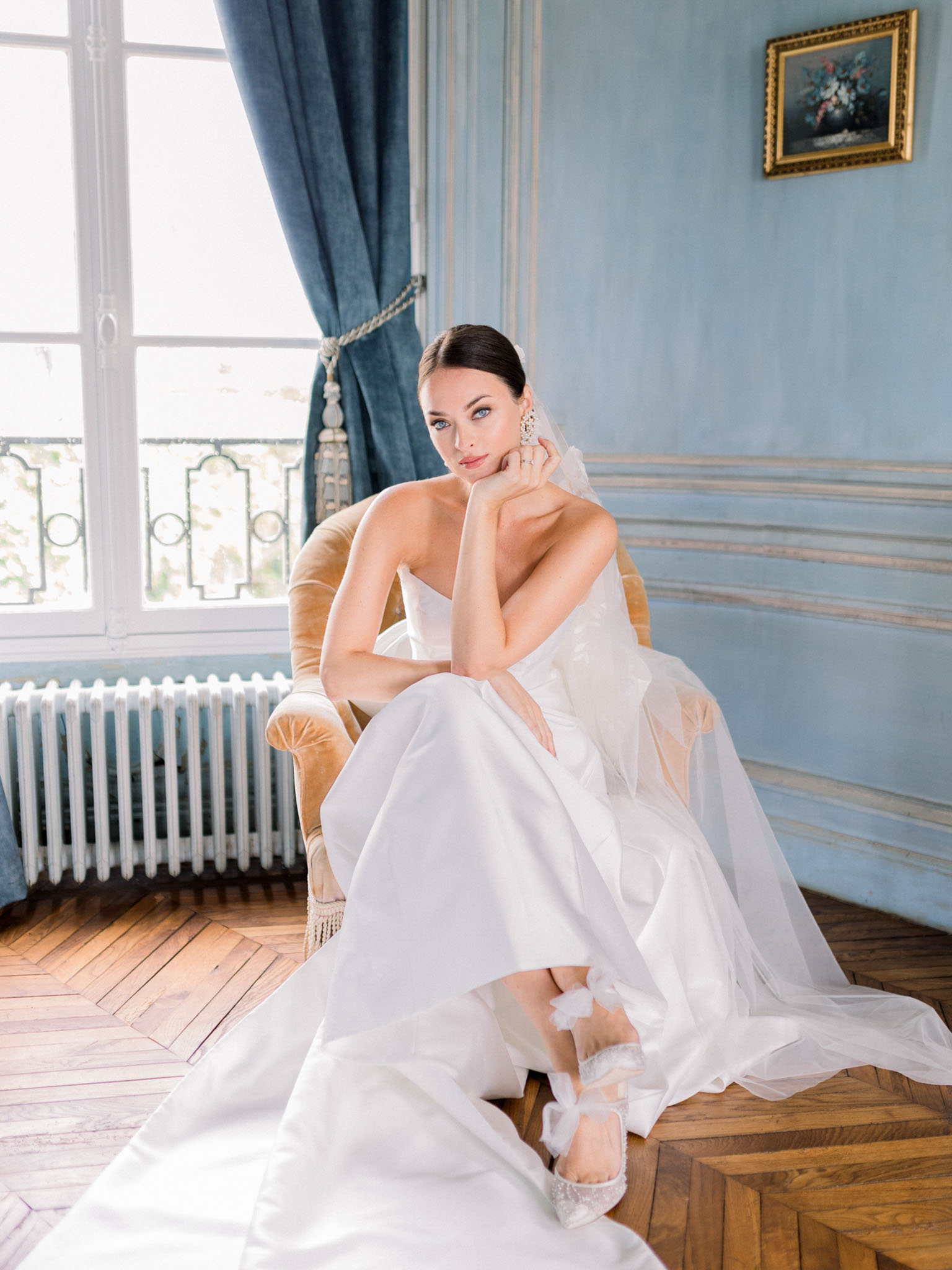 Exterior view of Château du Prieuré d'Evecquemont facade with formal gardens