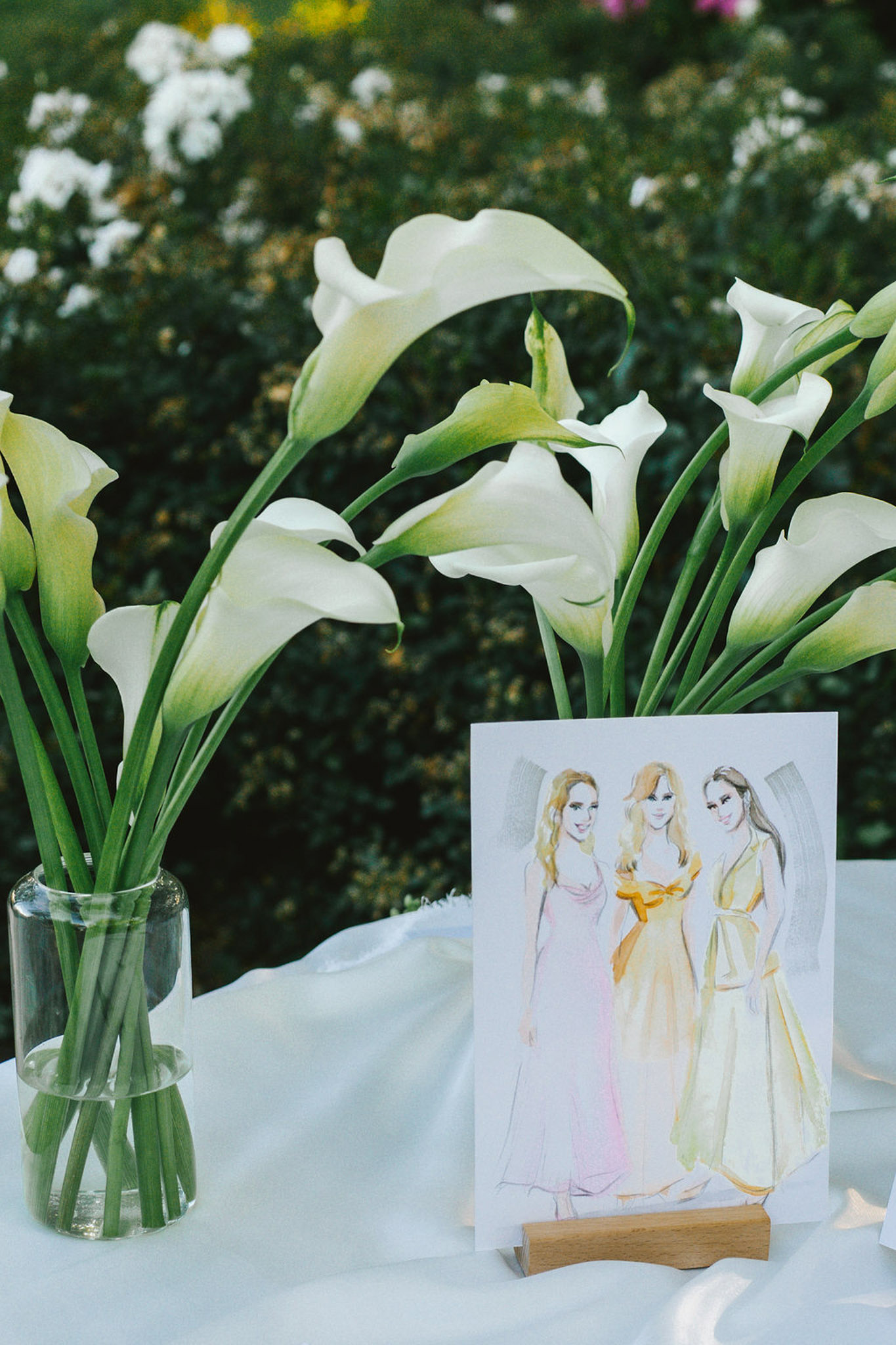 Wide shot of outdoor wedding ceremony at Domaine de Lamanon photographed by Roxane Nicolas