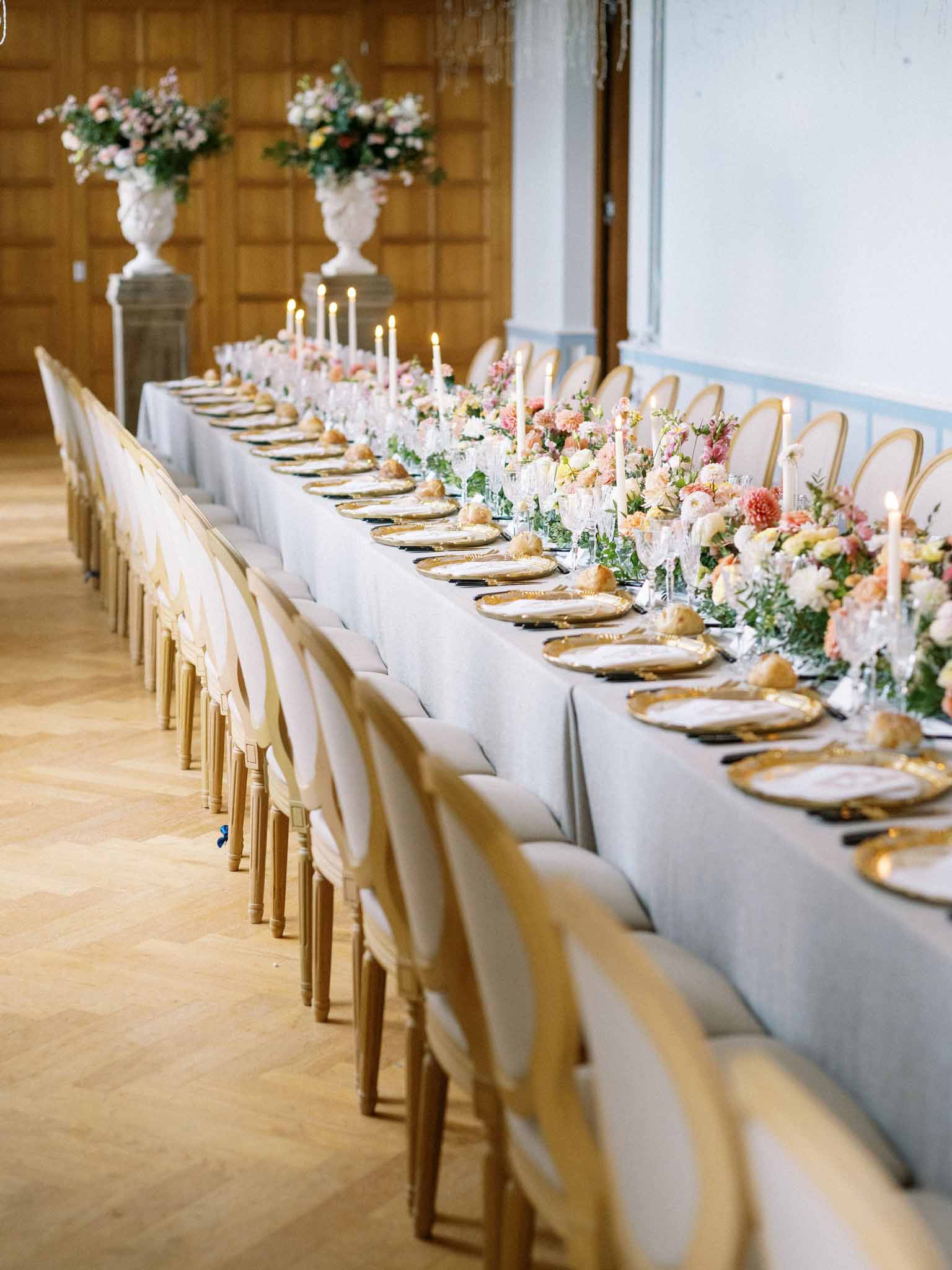 Long reception table at Château de Jalesnes with gold accent decor and floral centerpieces