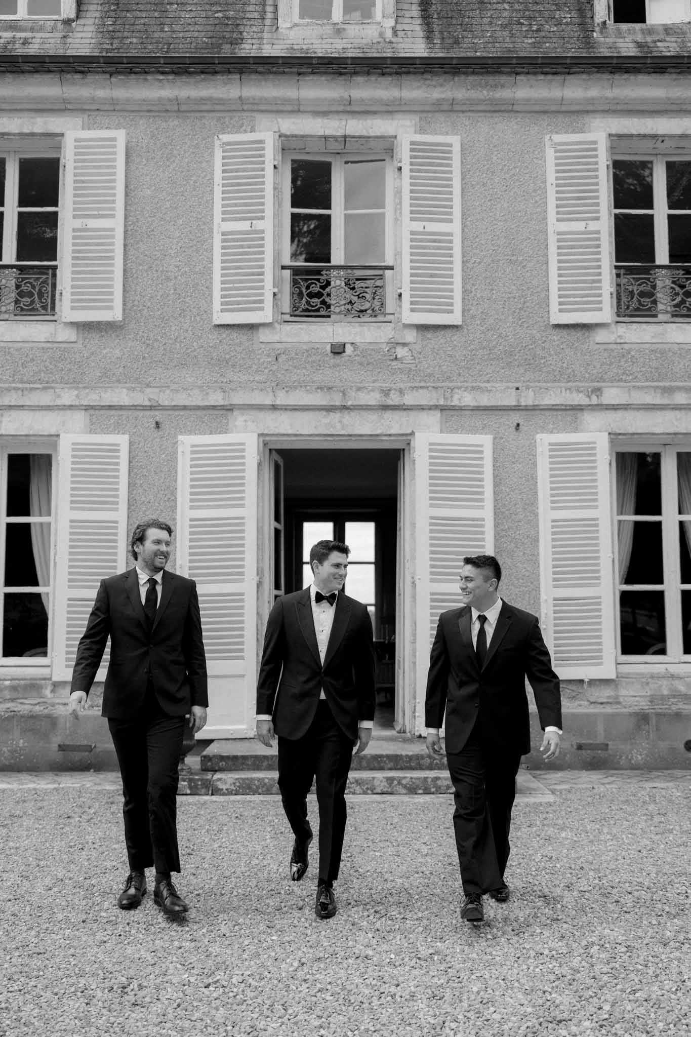 Groom and groomsmen getting ready before the wedding ceremony