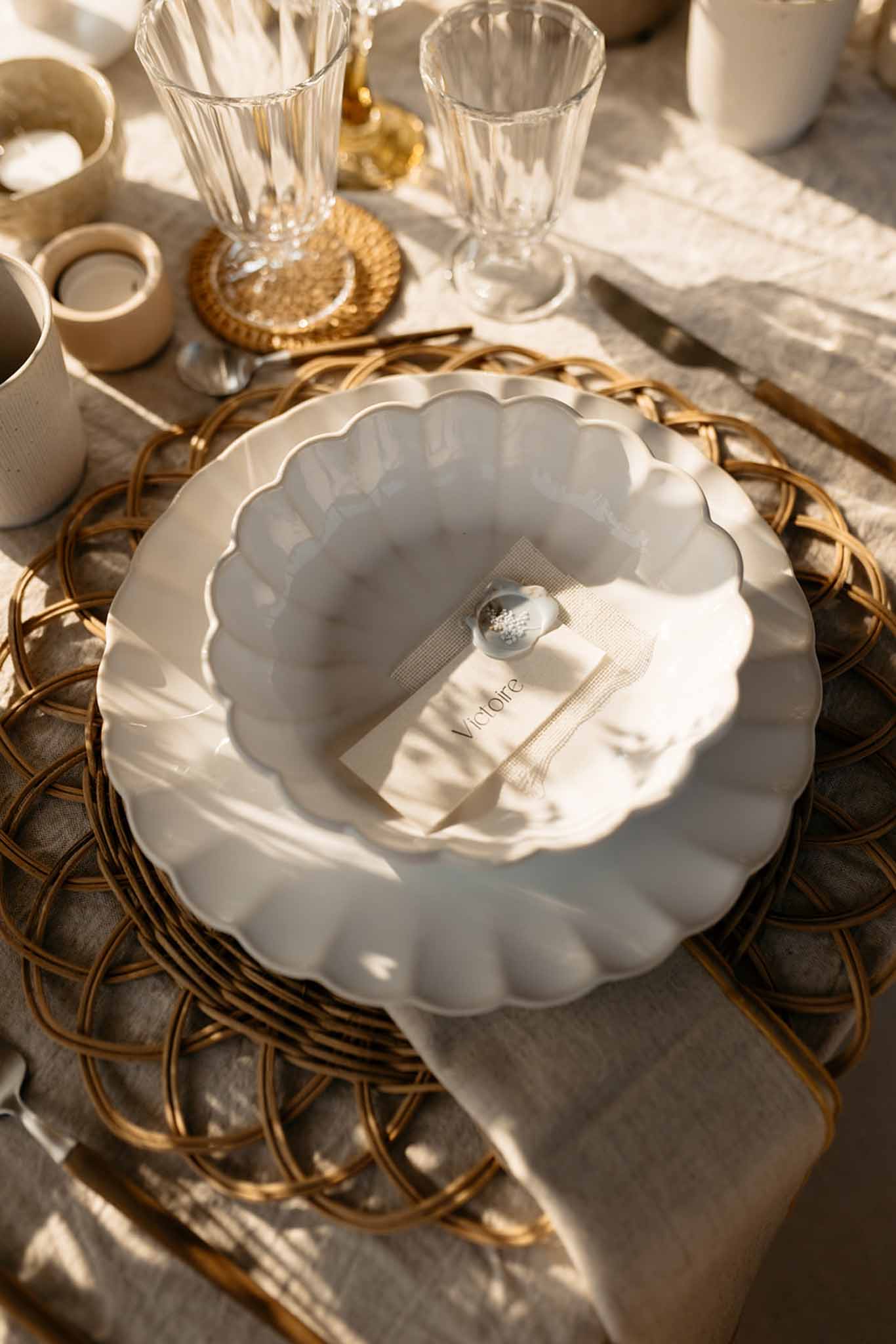 Rustic-style reception table at Loire Valley venue with natural decor, wood elements and flowers