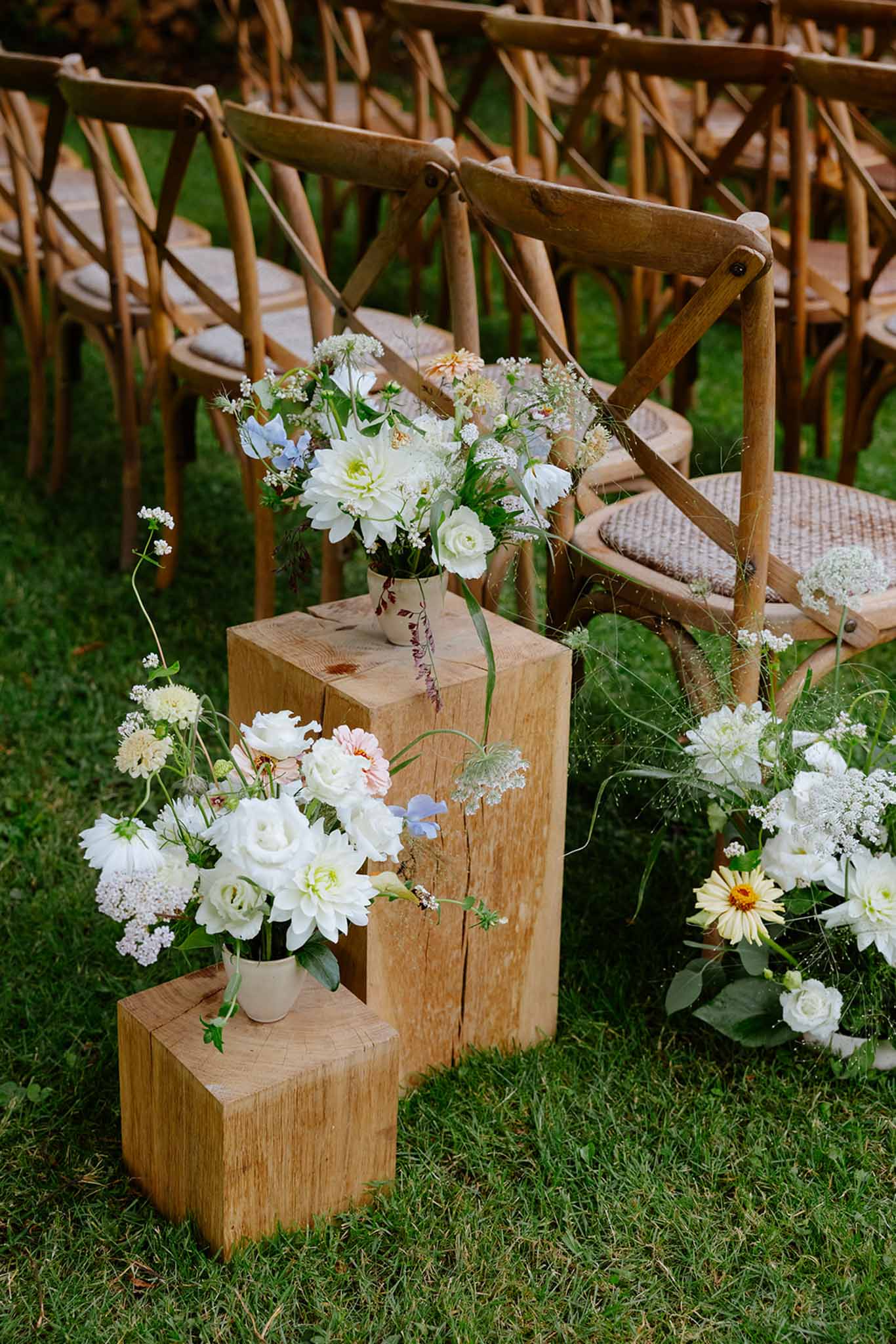 White flower pots lining ceremony aisle at Mariage Dime de Giverny outdoor ceremony
