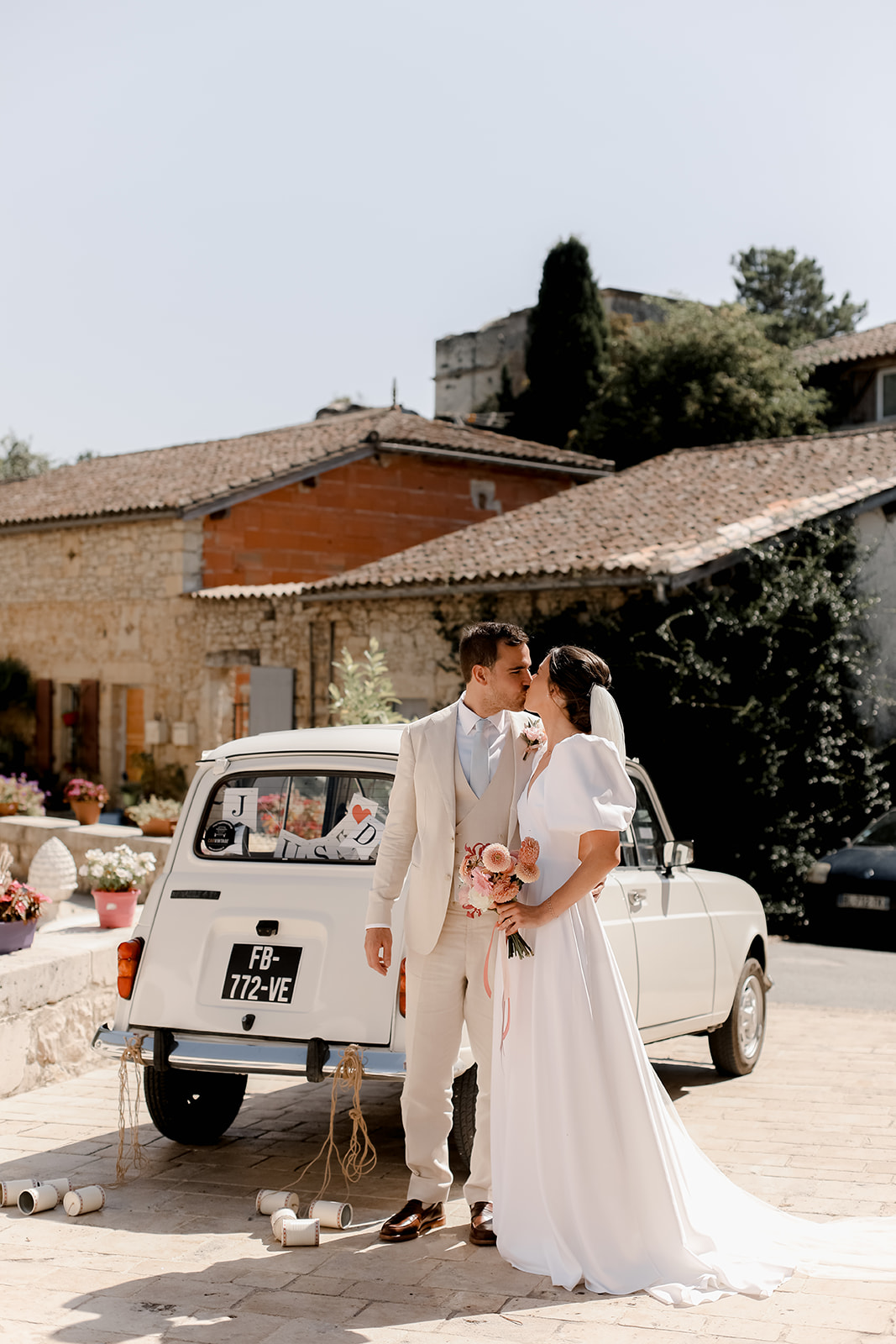 Bride and groom with vintage Citroën 2CV at Italian countryside wedding venue