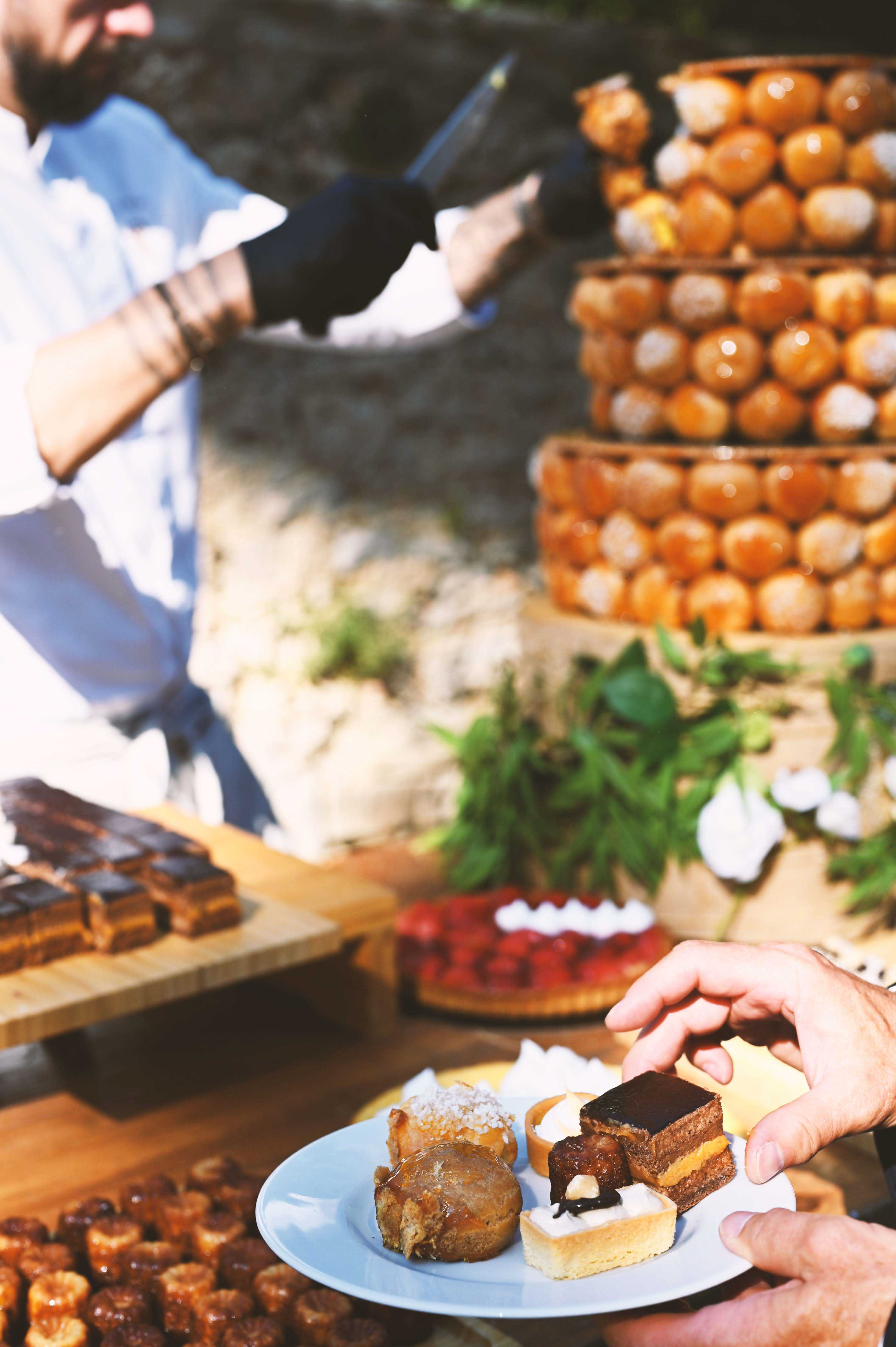 Wedding rings with white roses
