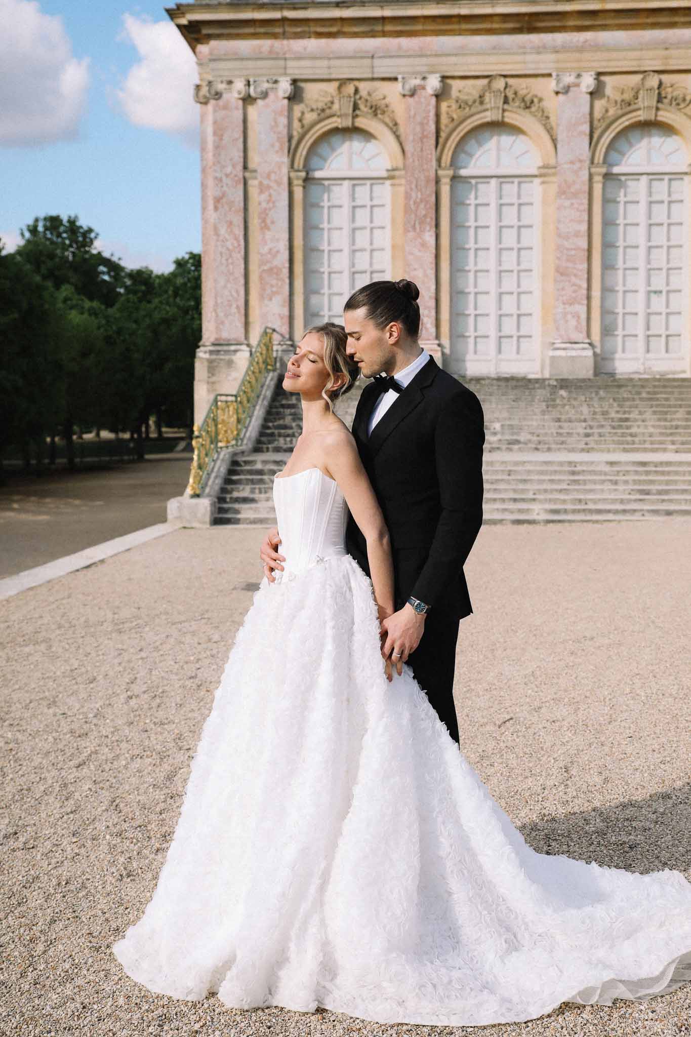 Bride and groom formal portrait at neoclassical château courtyard