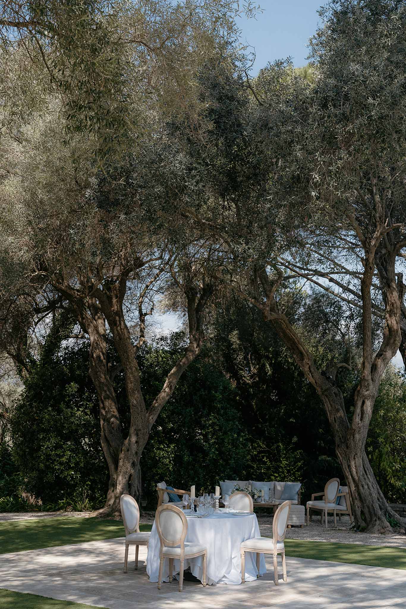 Wedding reception table setting