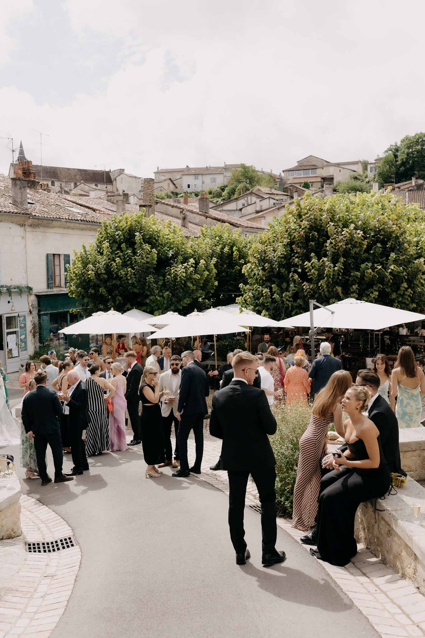 Black and white photo of wedding cocktail hour
