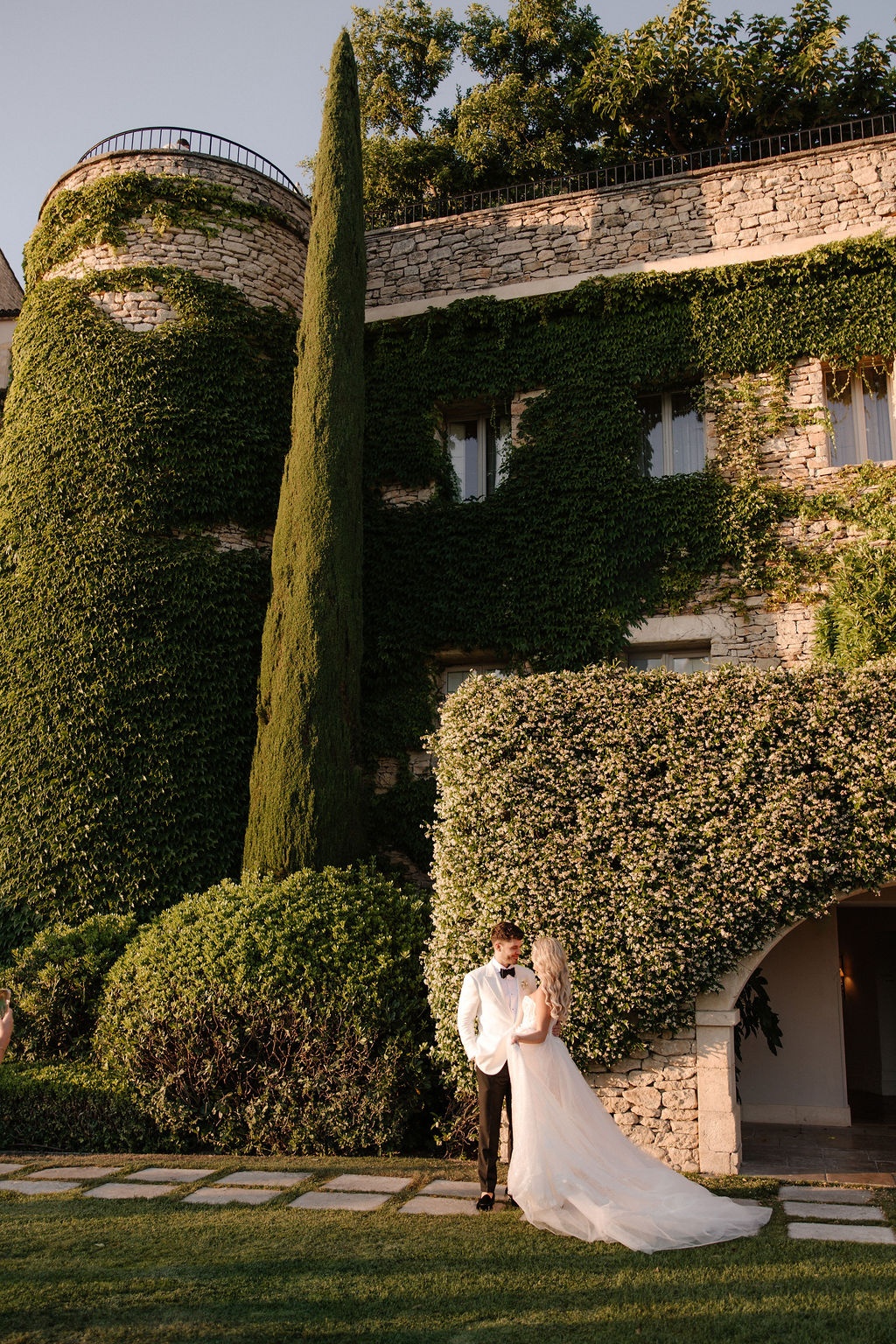 Couple at ivy-clad facade at Airelles Gordes La Bastide, Provence