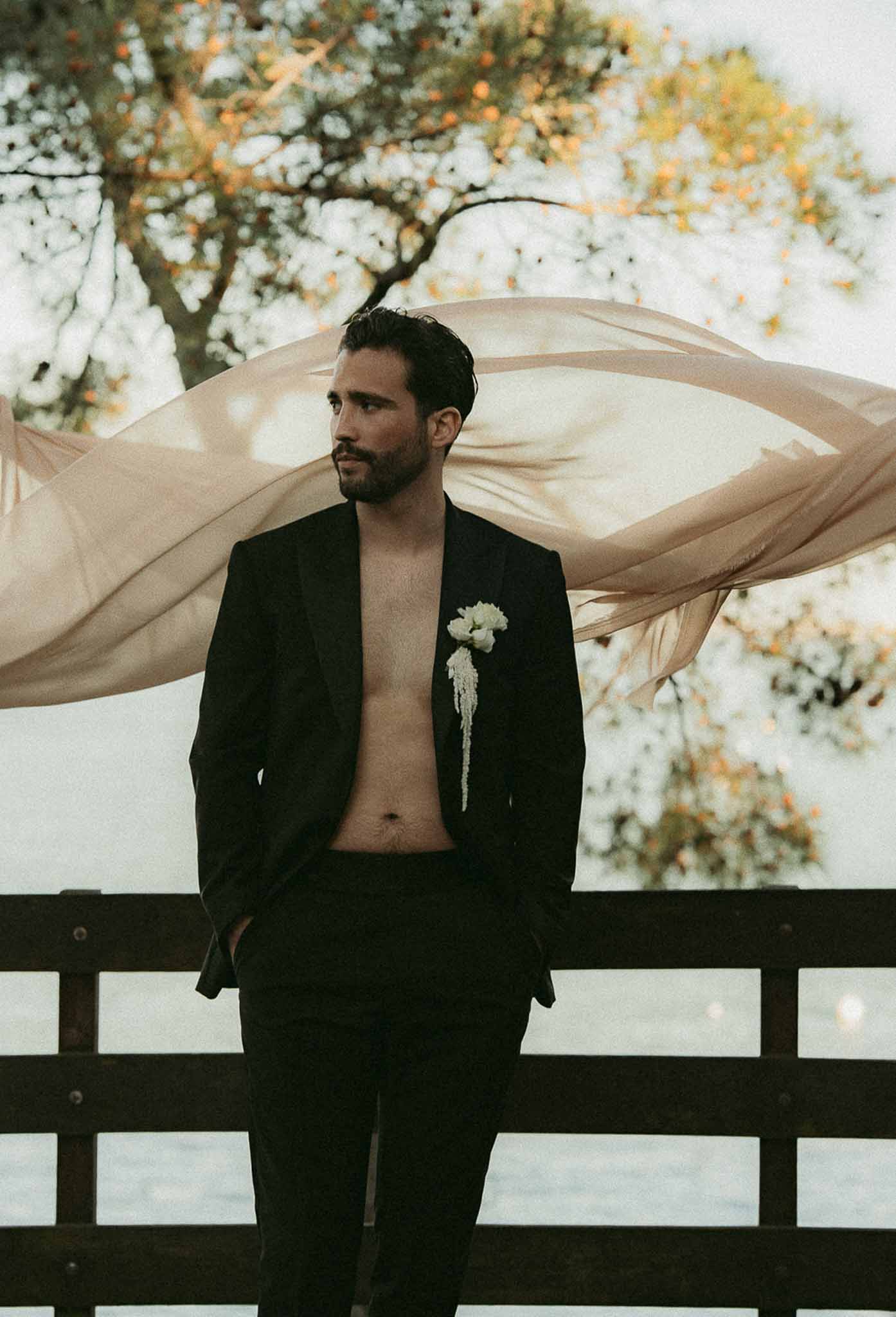 Wedding rings with white roses