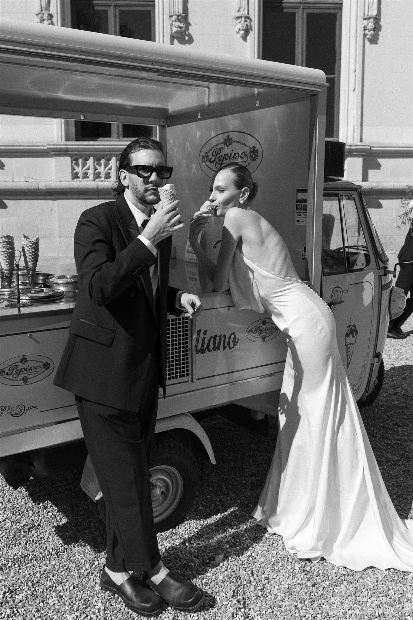 Black and white photo of wedding cocktail hour