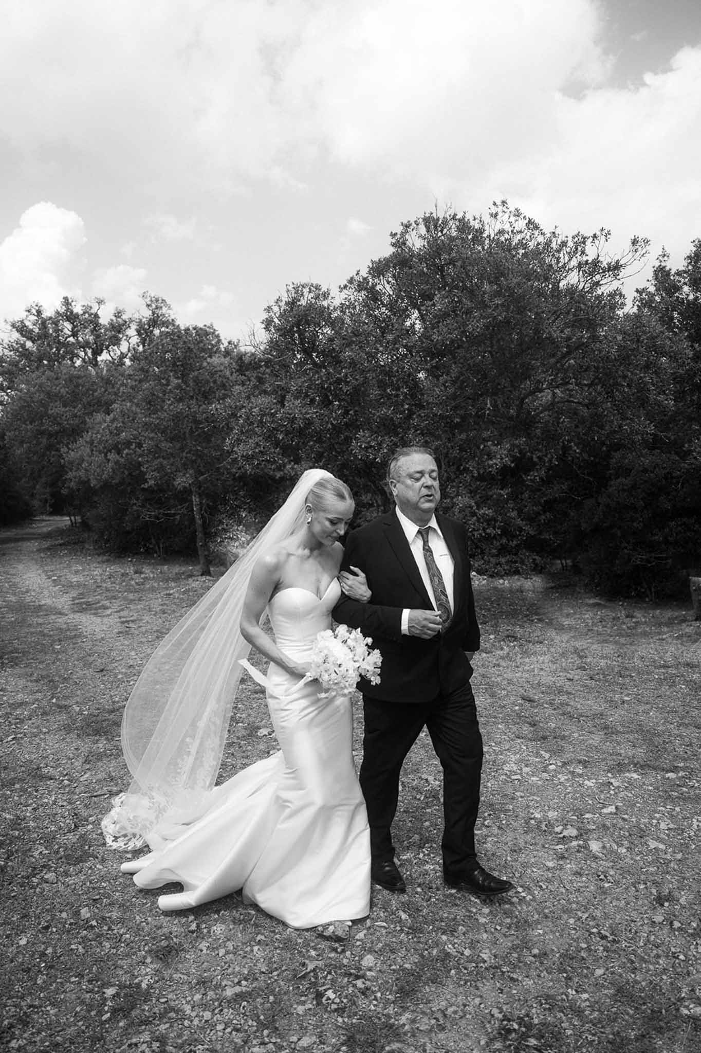 Black and white photo of bridal portrait in a garden