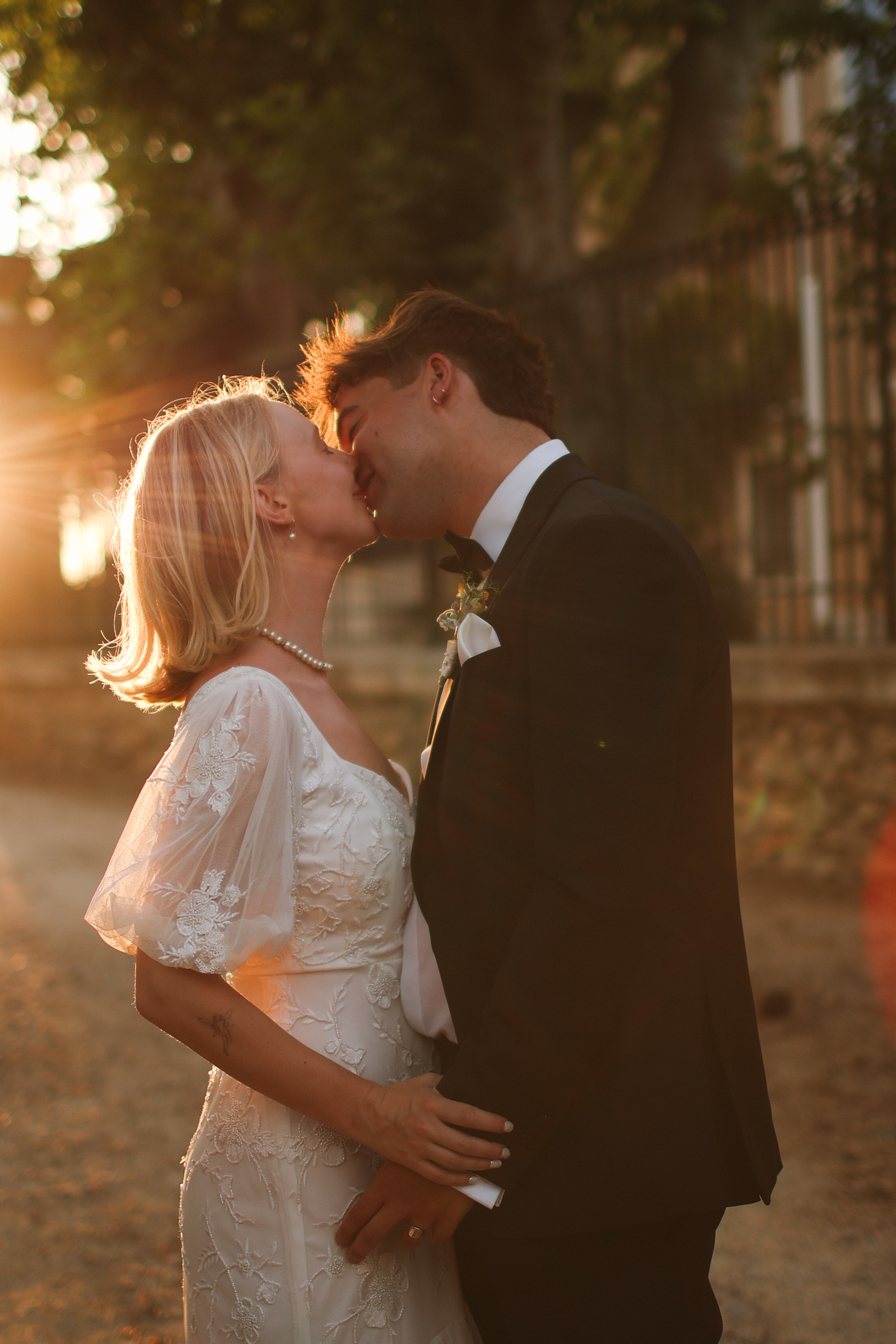 Couple kiss in golden hour light at Chateau du Puits es Pratx, Ginestas