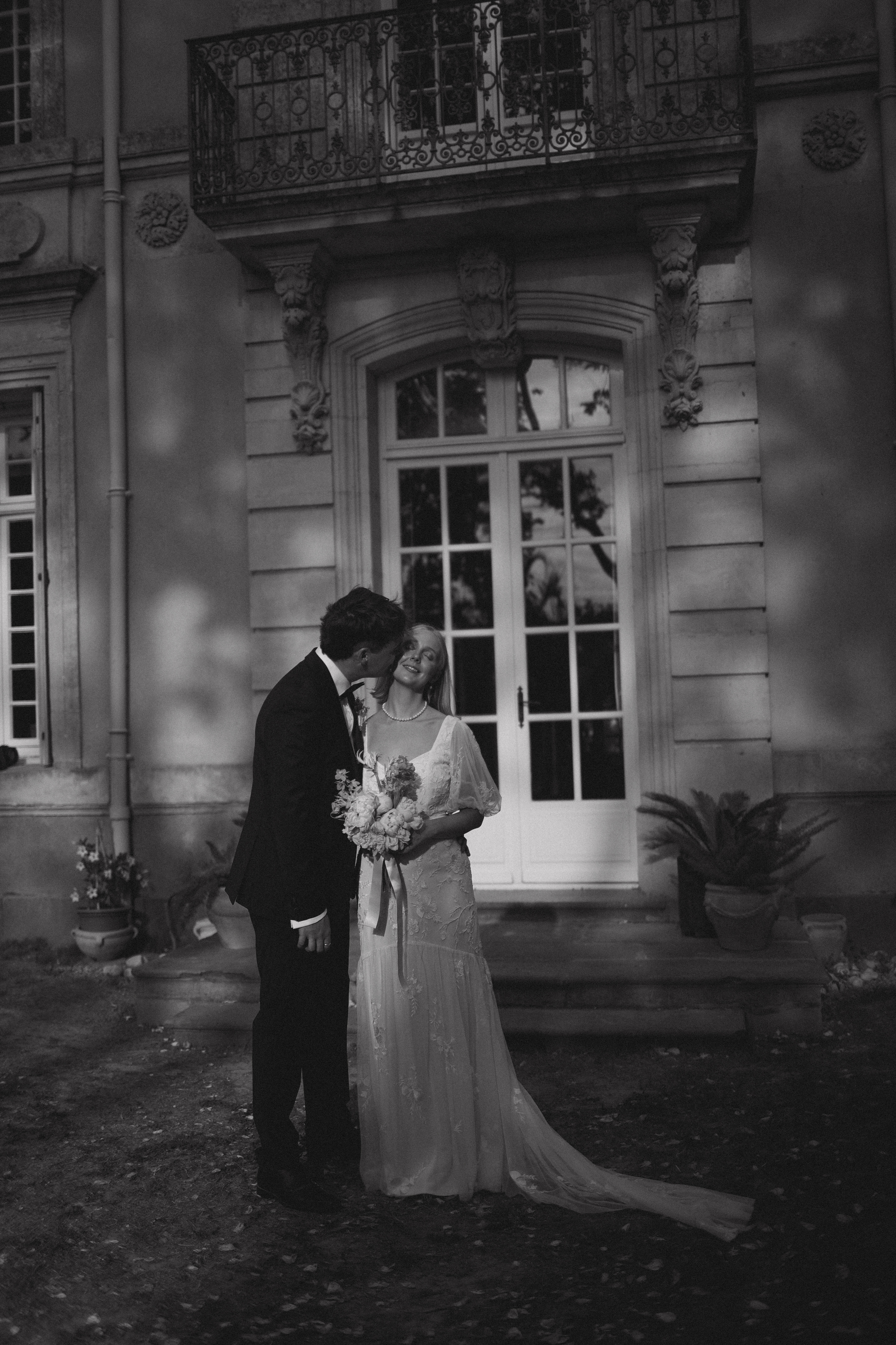 Black and white doorway kiss at Chateau du Puits es Pratx, Ginestas