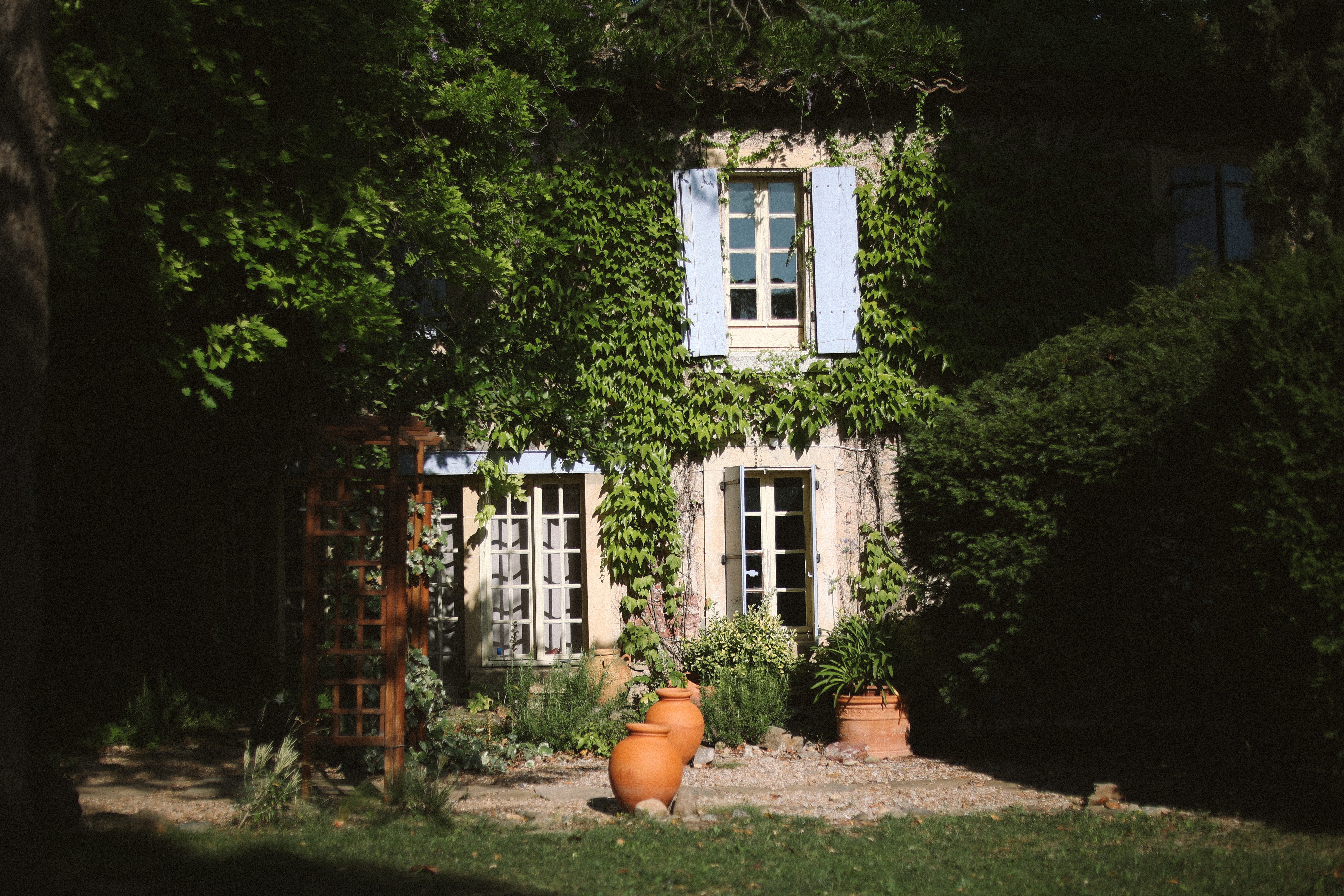 Ivy covered garden cottage with terracotta pots at Chateau du Puits es Pratx, Ginestas