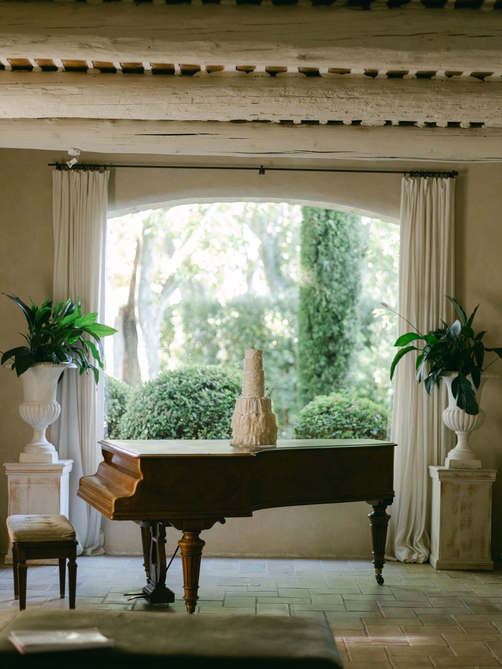 wedding cake on the grand piano with garden view at La Bastide de Laurence, Provence
