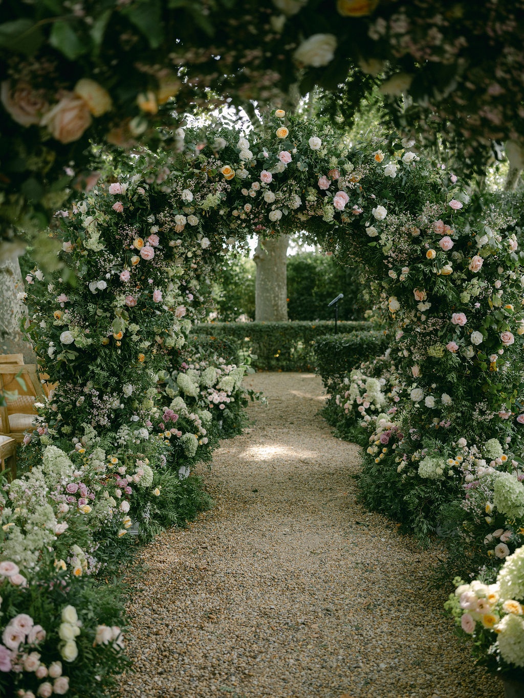 couple leaning in for the first kiss at La Bastide de Laurence, Provence