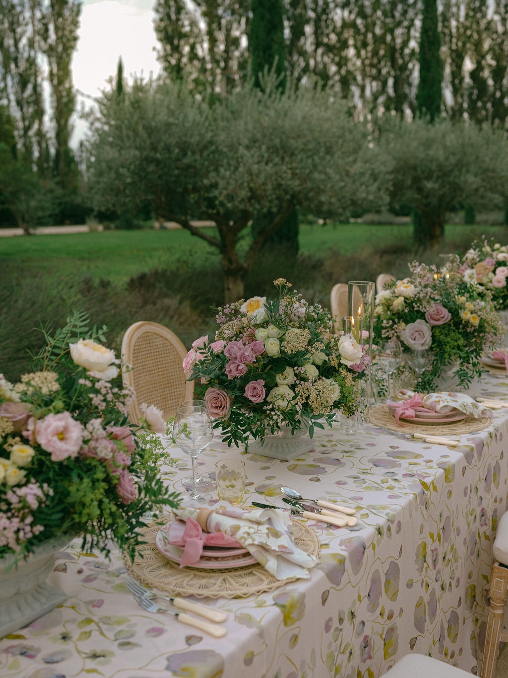 couple kissing during the speeches at La Bastide de Laurence, Provence