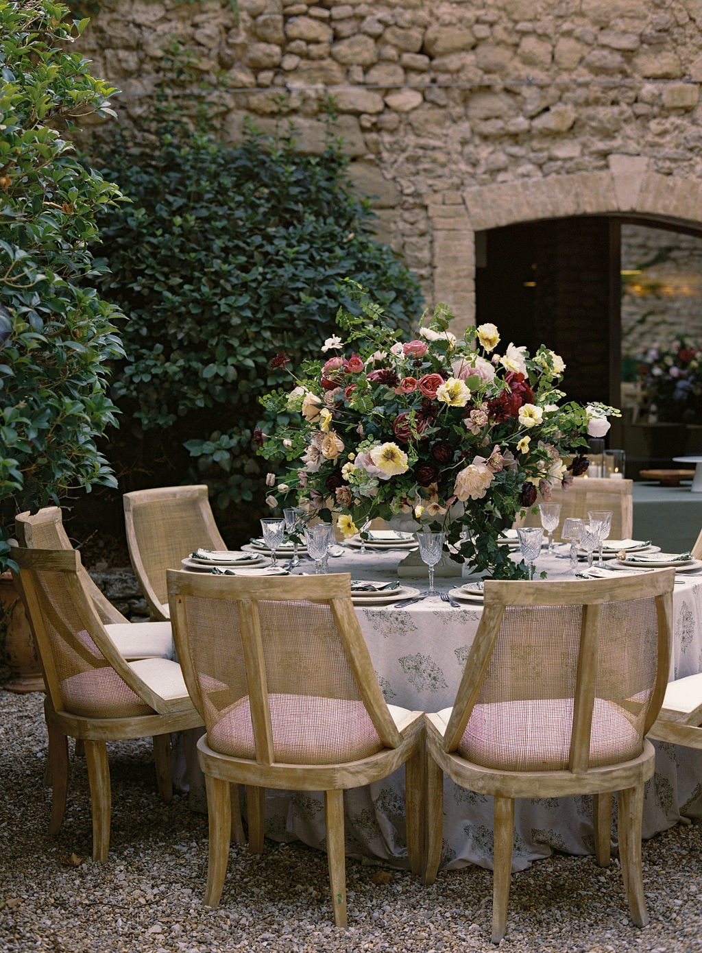 welcome dinner floral detail with dahlias at La Bastide de Laurence, Provence