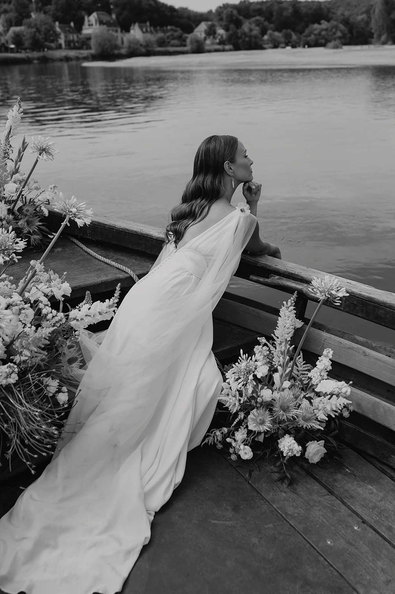 Black and white bridal portrait in boat at Plage d'Apremont-sur-Allier Burgundy