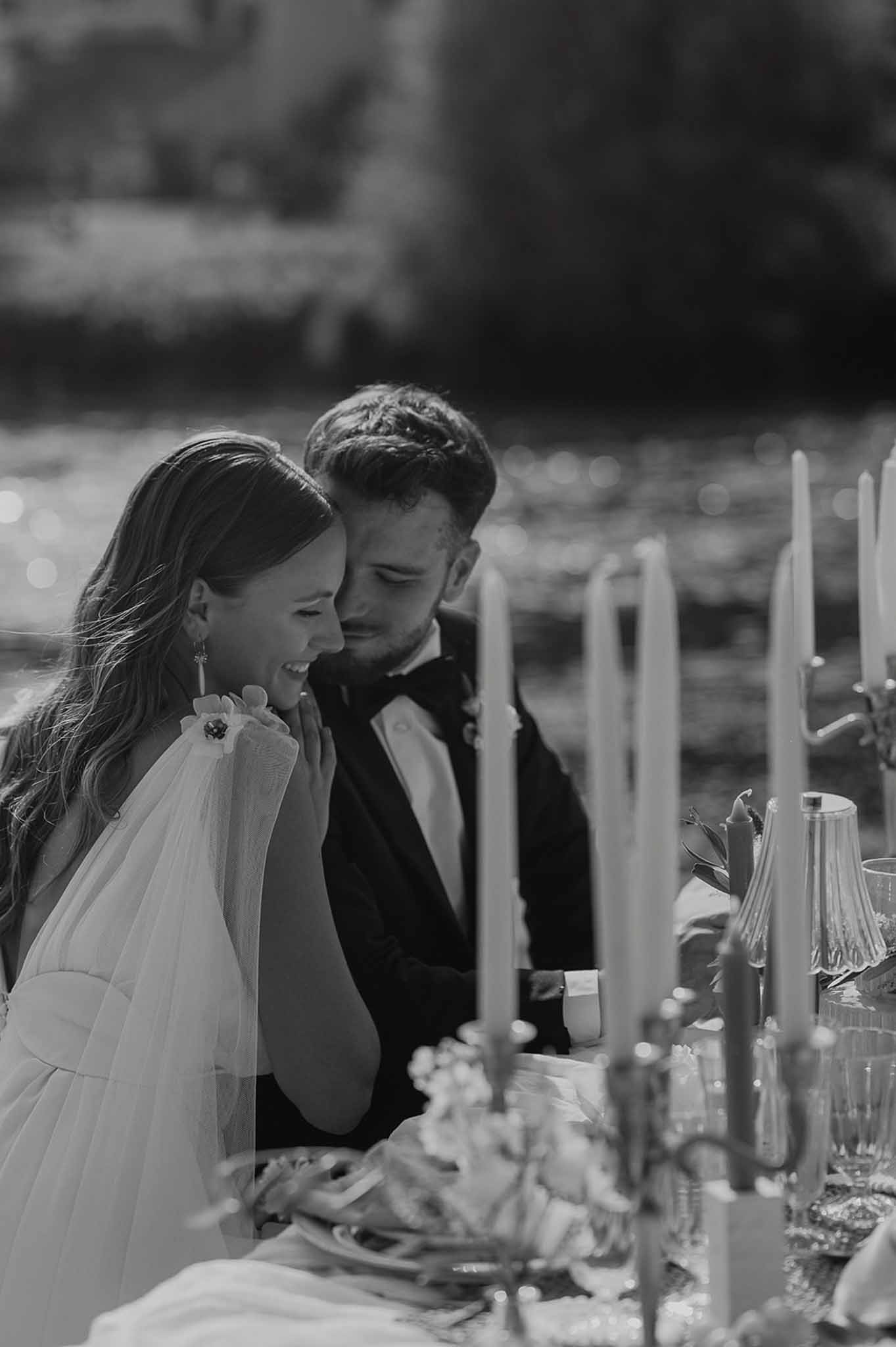 Black and white couple portrait at reception table at Plage d'Apremont-sur-Allier