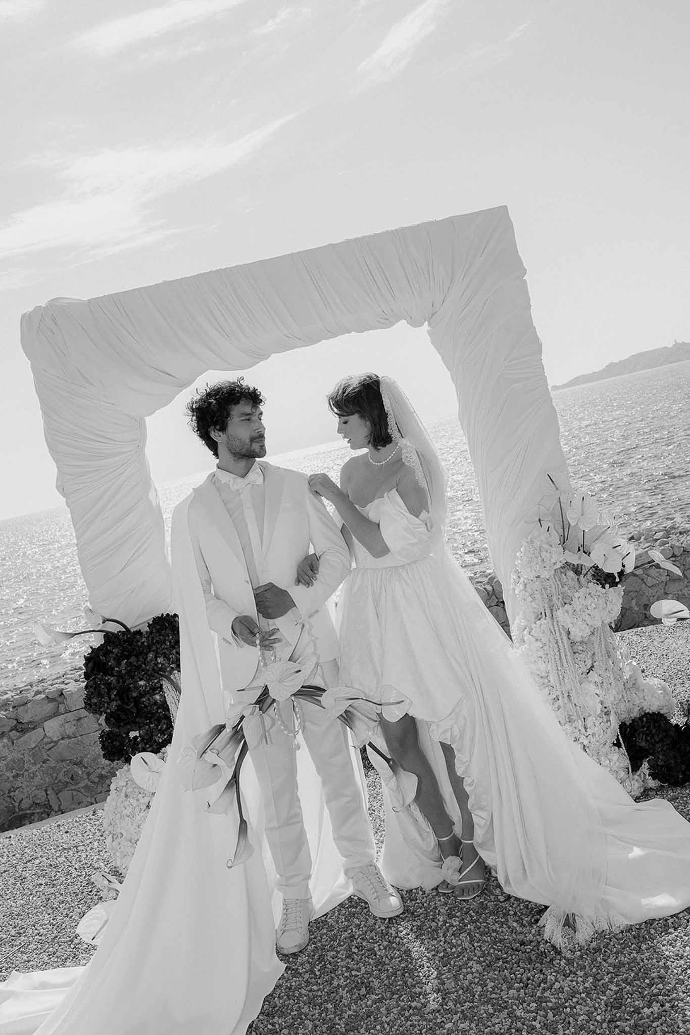 Black and white photo of wedding ceremony with white roses