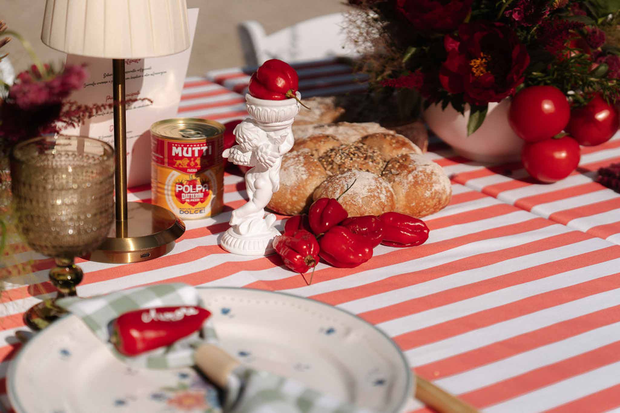 Wedding reception table setting