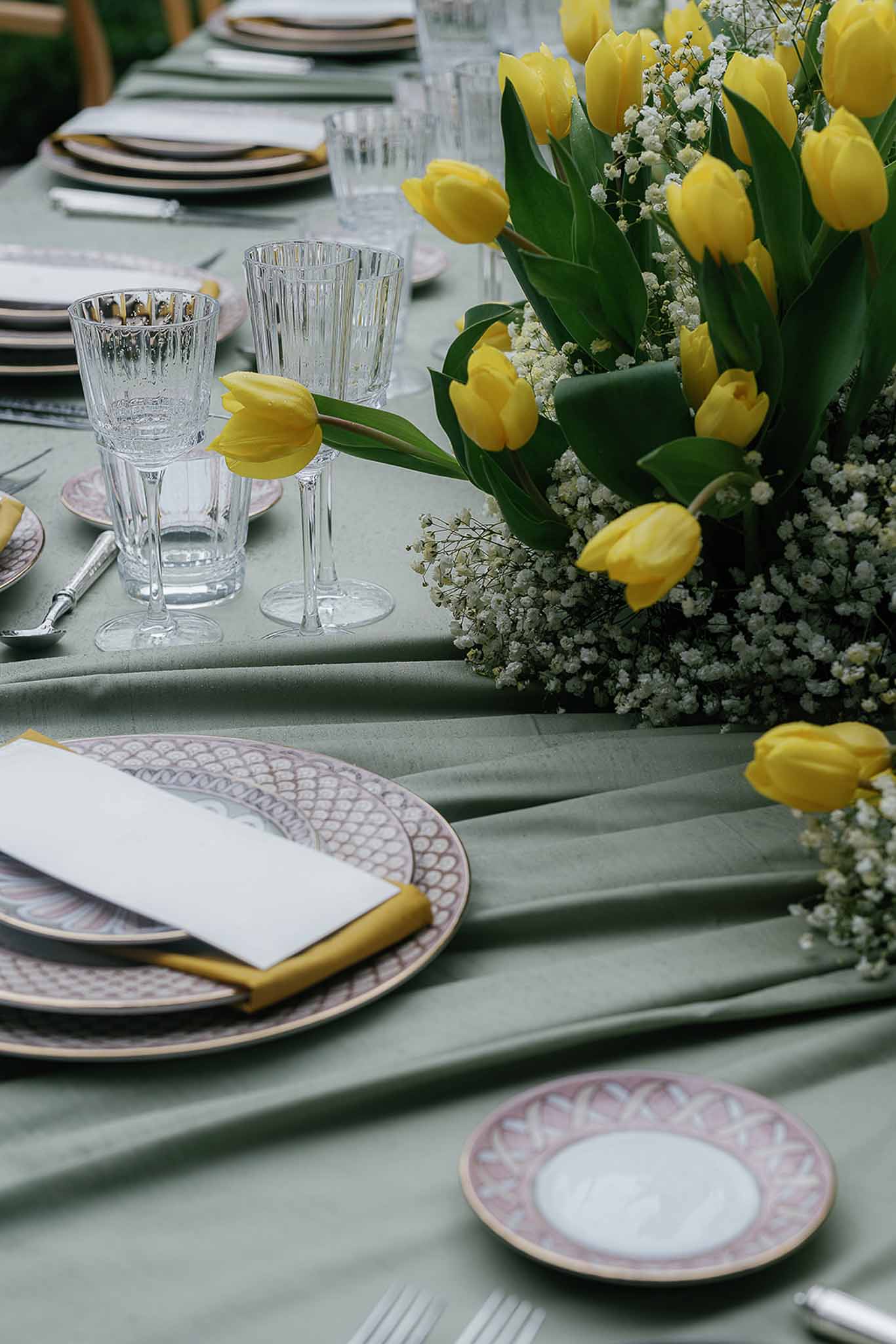 Wedding reception table setting