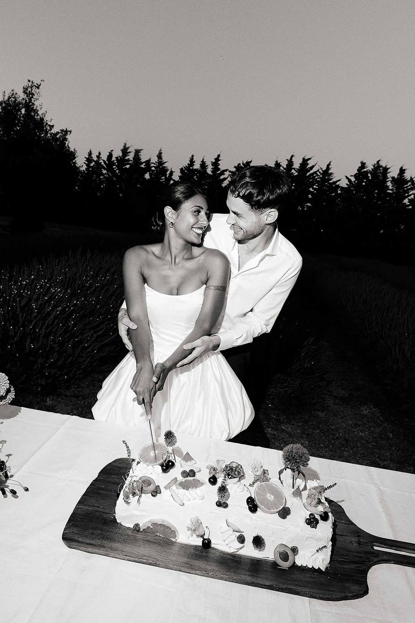 Couple embracing during the cake cutting at Bastide des Barattes market-inspired reception