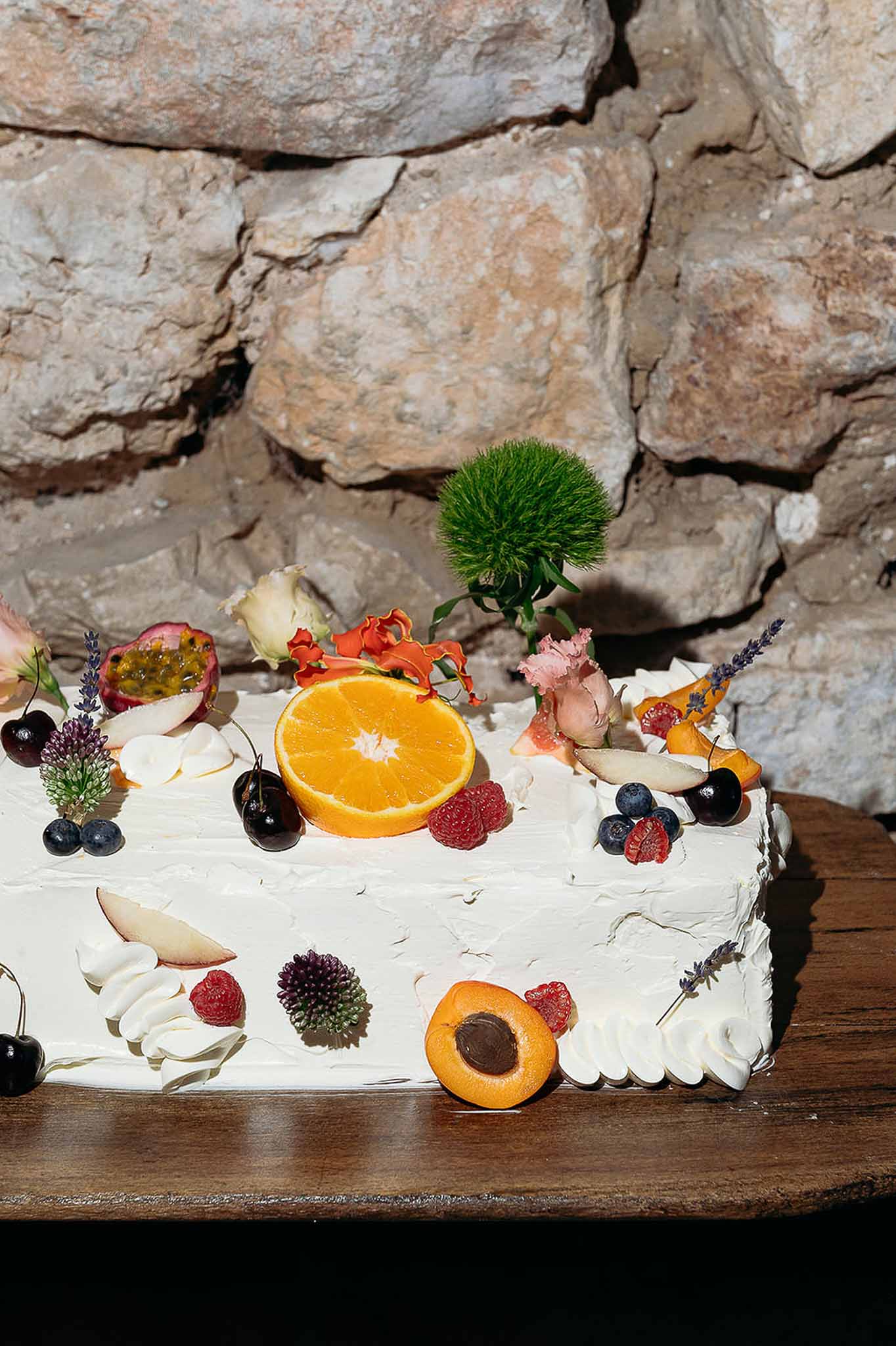 Wedding cake decorated with seasonal fruits and flowers, market-inspired Bastide des Barattes reception