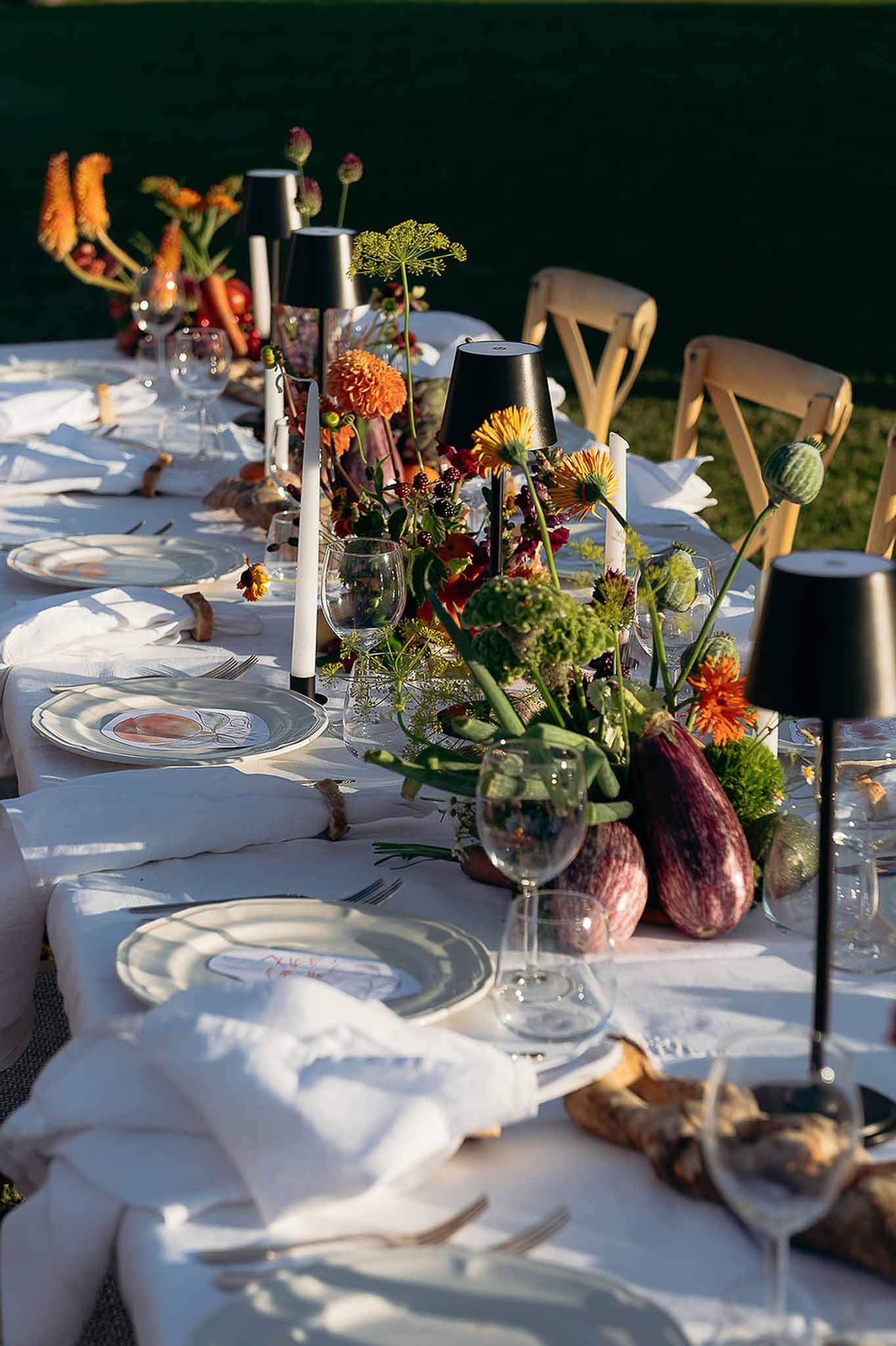Golden hour centerpiece with flowers and seasonal foods at Bastide des Barattes market reception