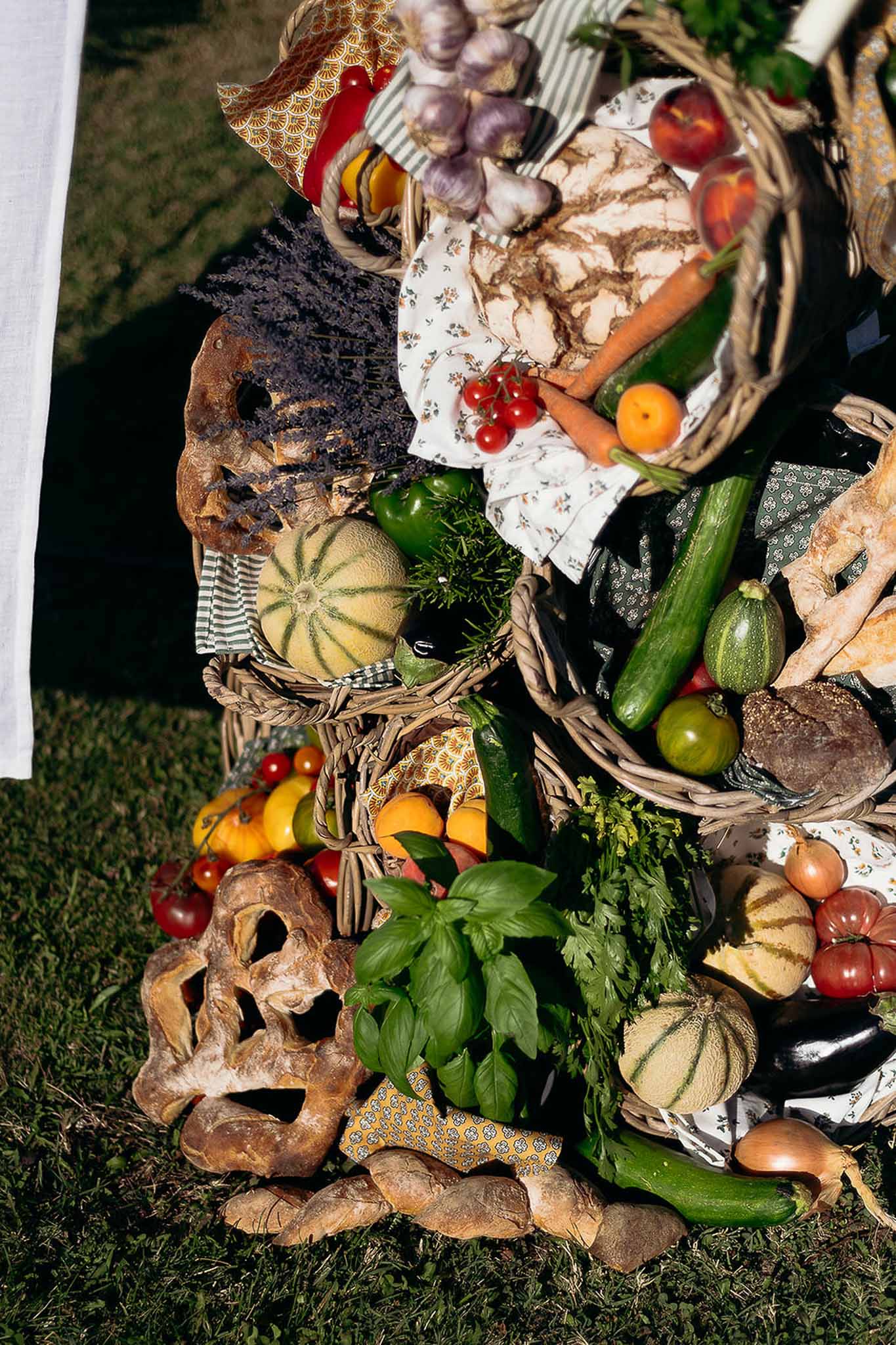 Golden hour light on vegetable basket decor at the Bastide des Barattes market reception table