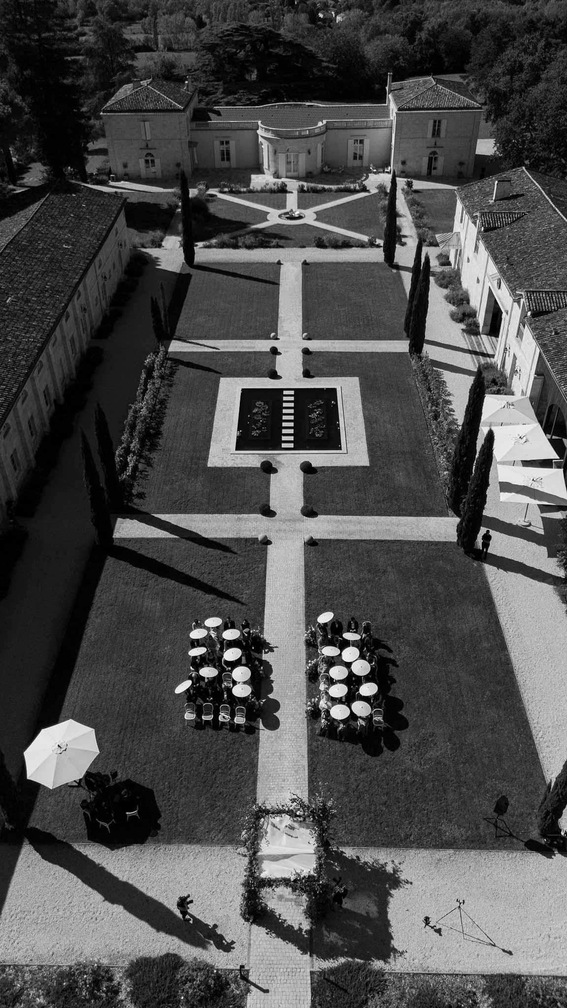 Black and white photo of wedding cocktail hour in a garden