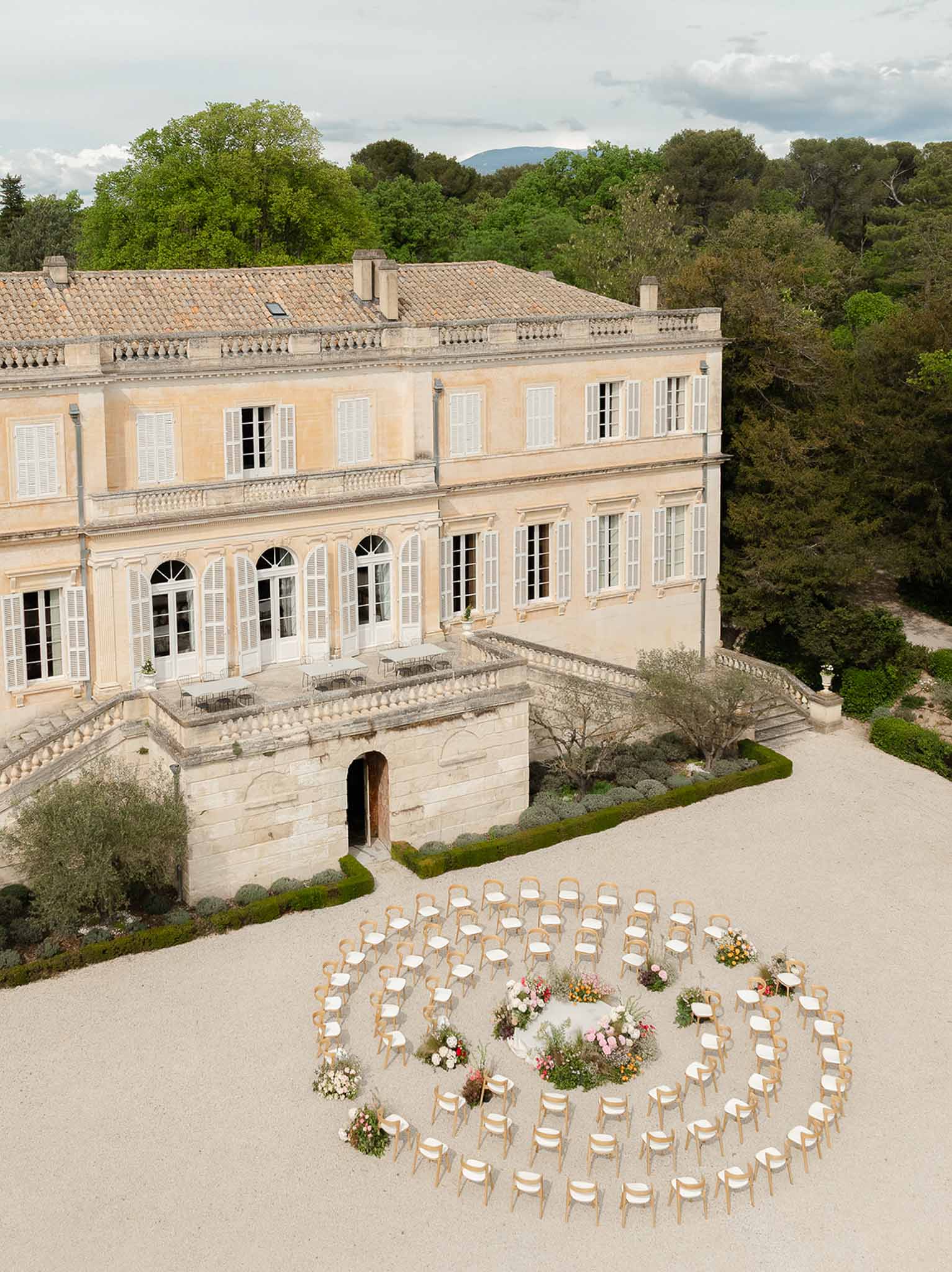 Central altar view of circular ceremony seating at Château Martinay, Provence