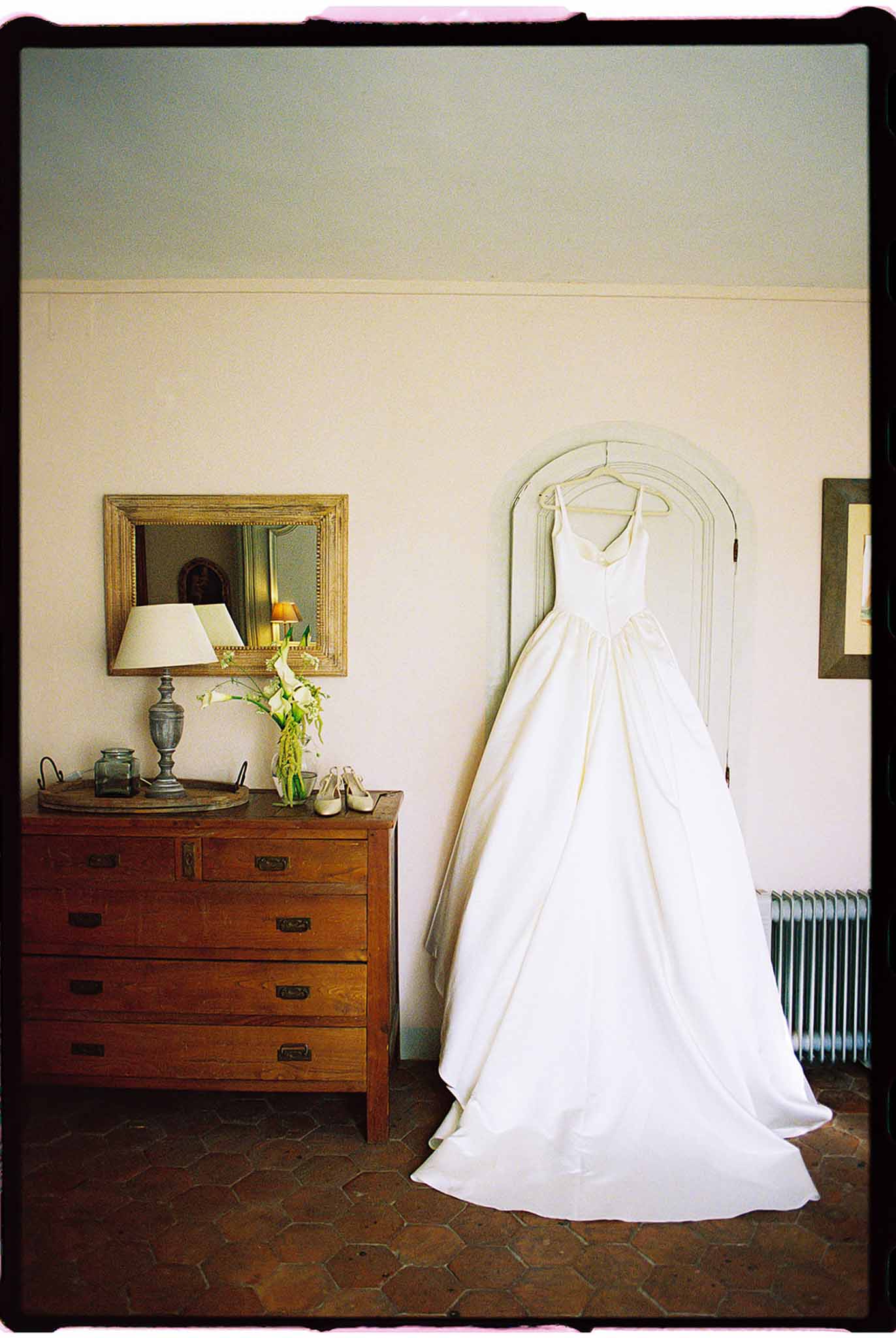 Wedding rings with white roses