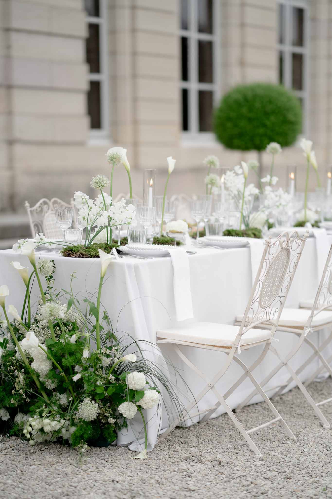 White floral centerpiece arrangement on the reception table