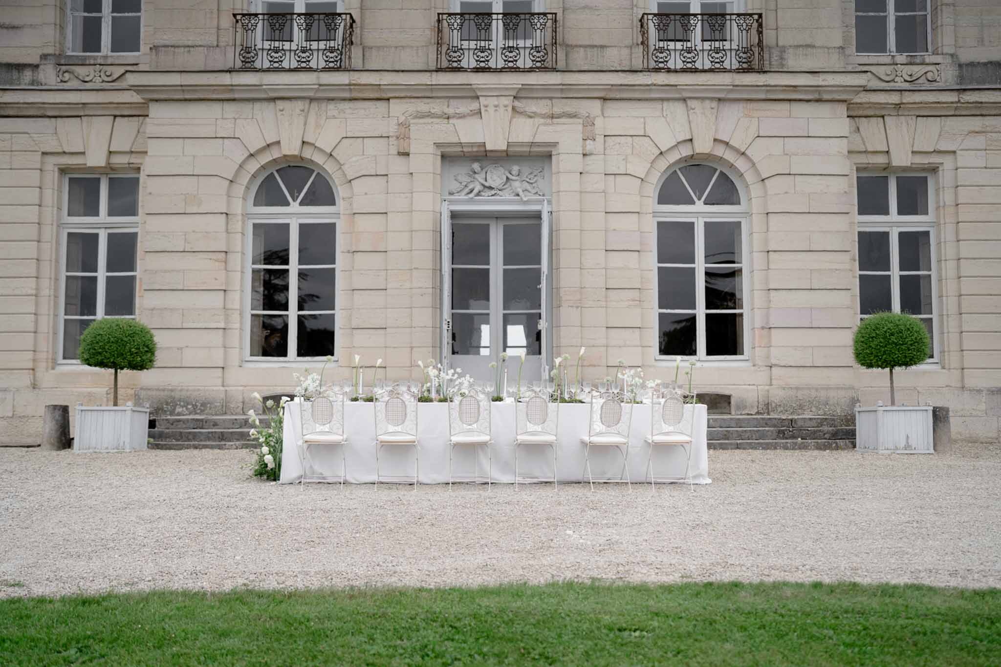Modern Elegance & Calla Lilies Wedding at Château d’Arcelot