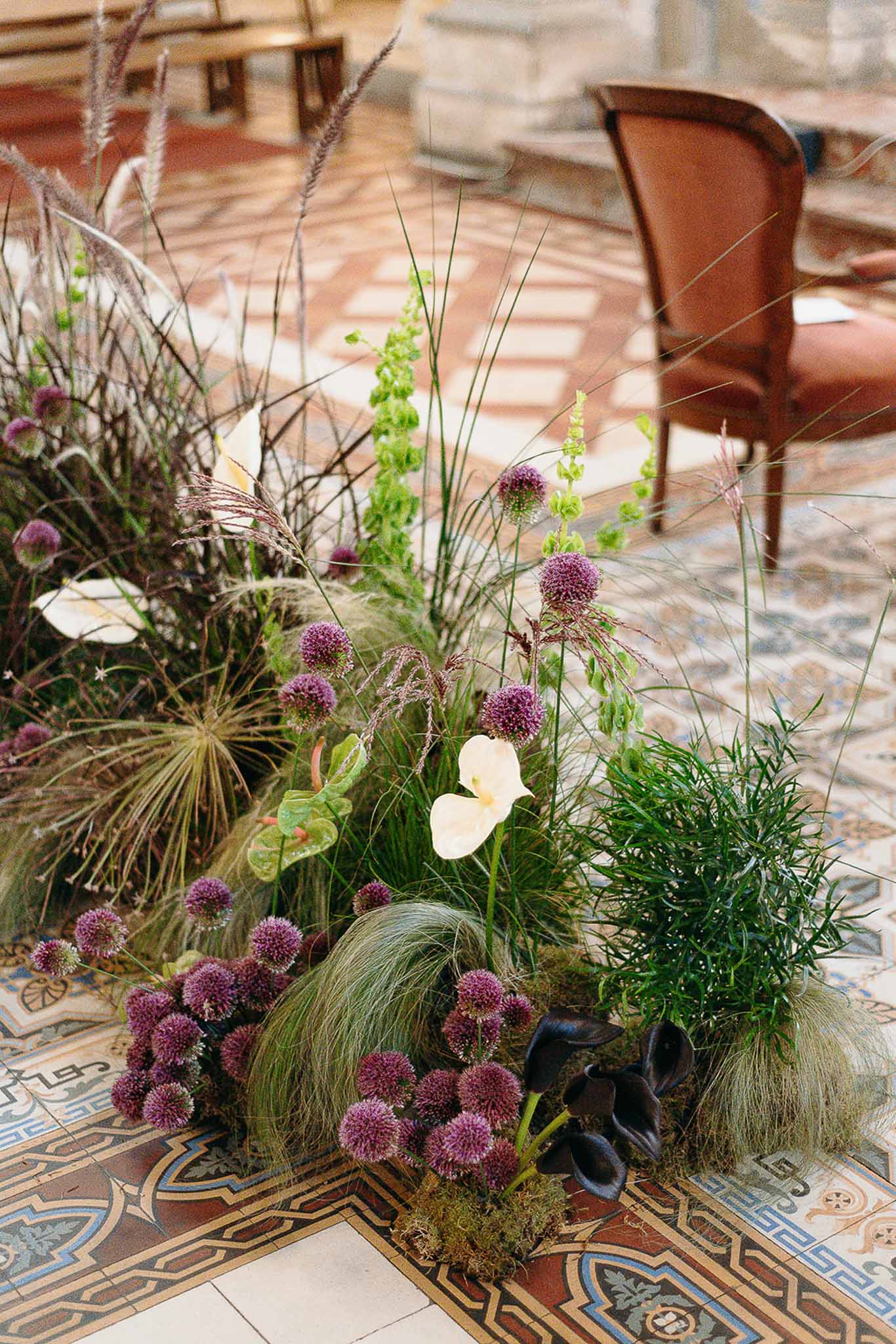 Floral arch and aisle decoration in the church at Domaine de Perrotin