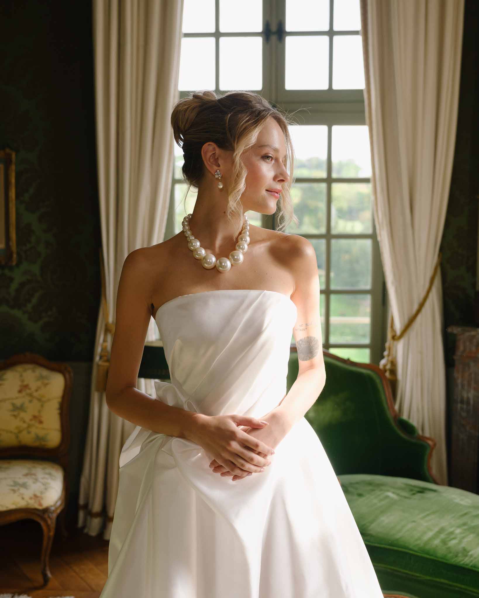 Close-up of bride's statement pearl necklace by Sarah Gauci