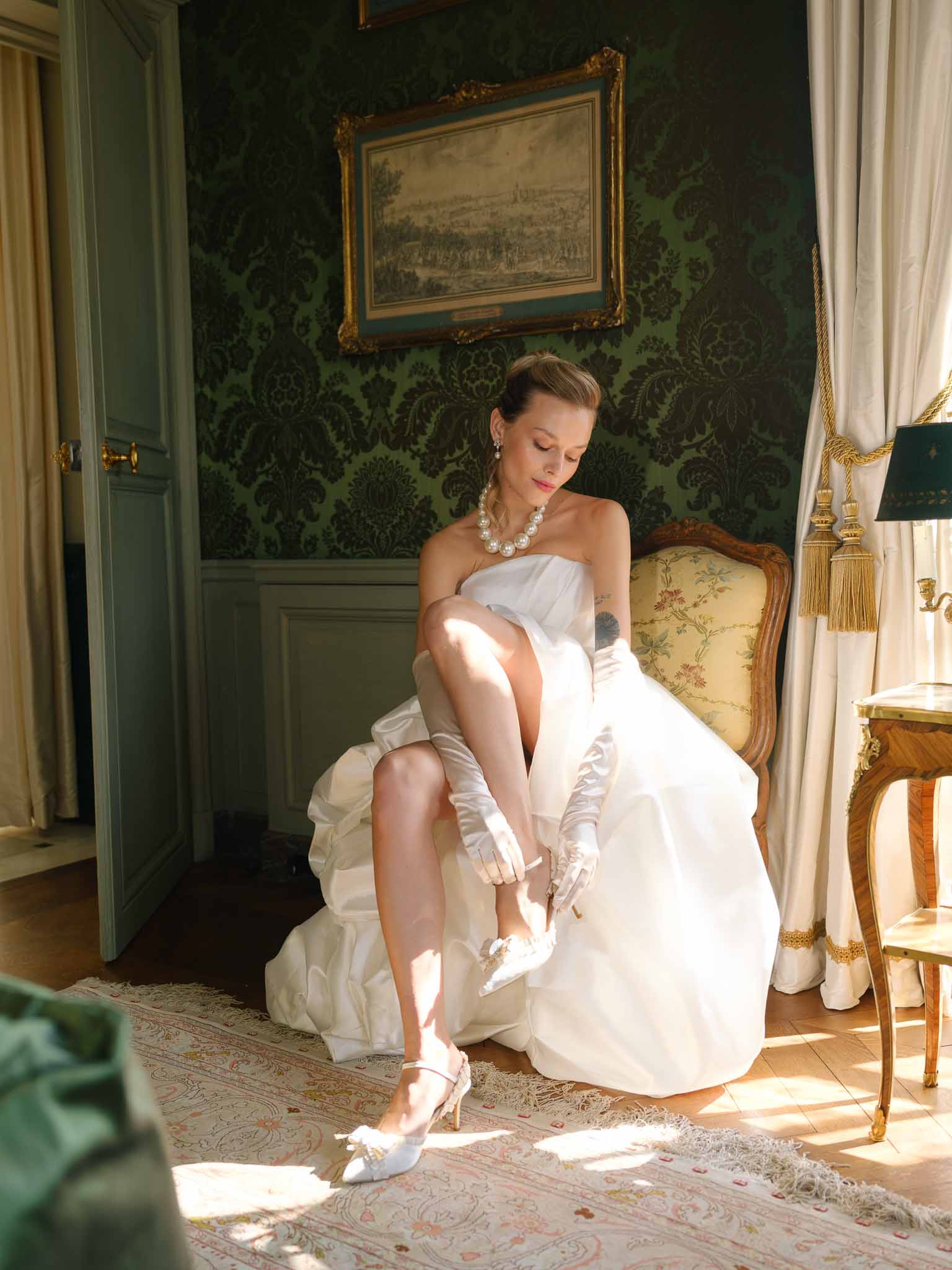 Bride fastening pointed wedding shoes by Sachlirene